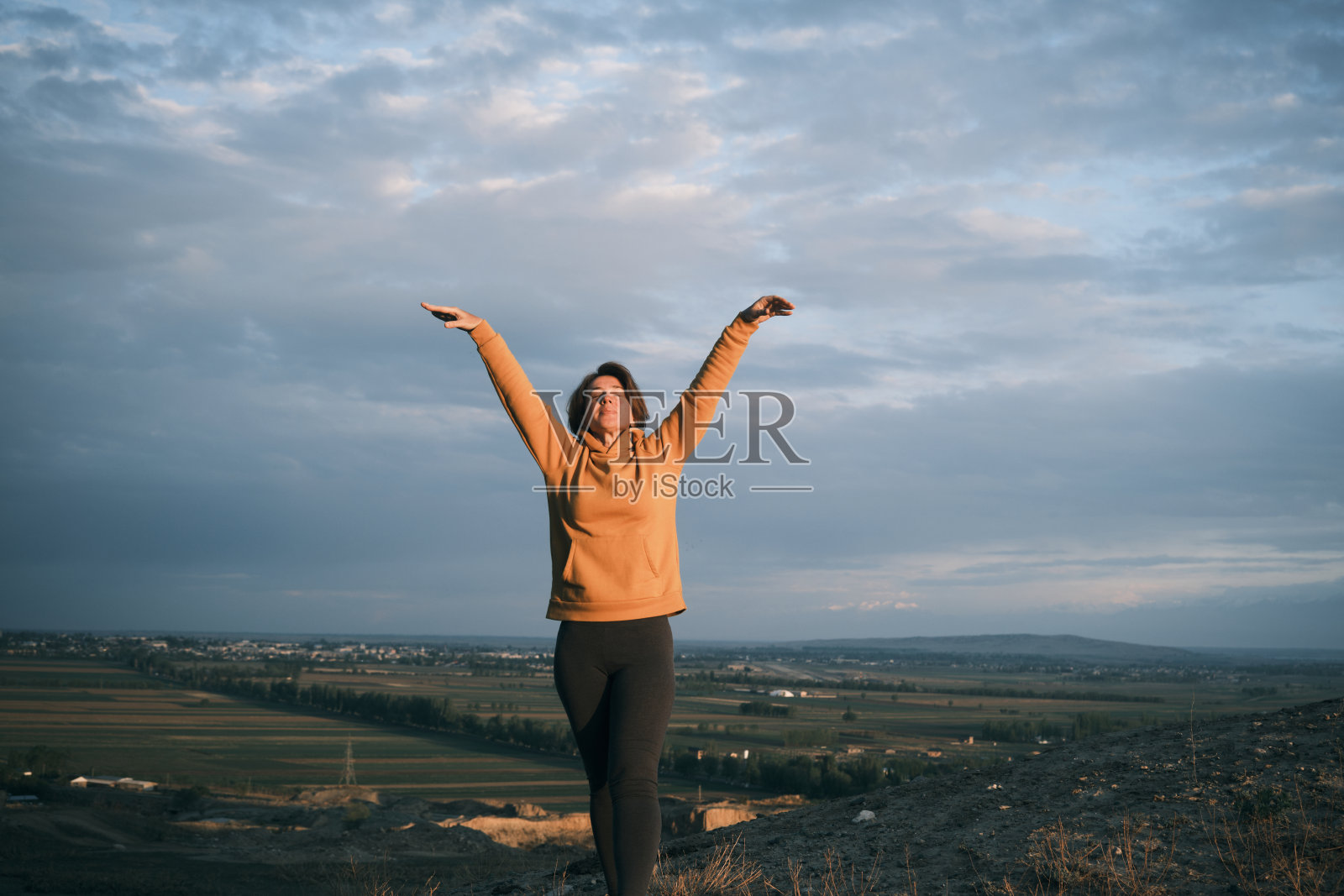 一位快乐的45岁妇女正在山上做晨练照片摄影图片