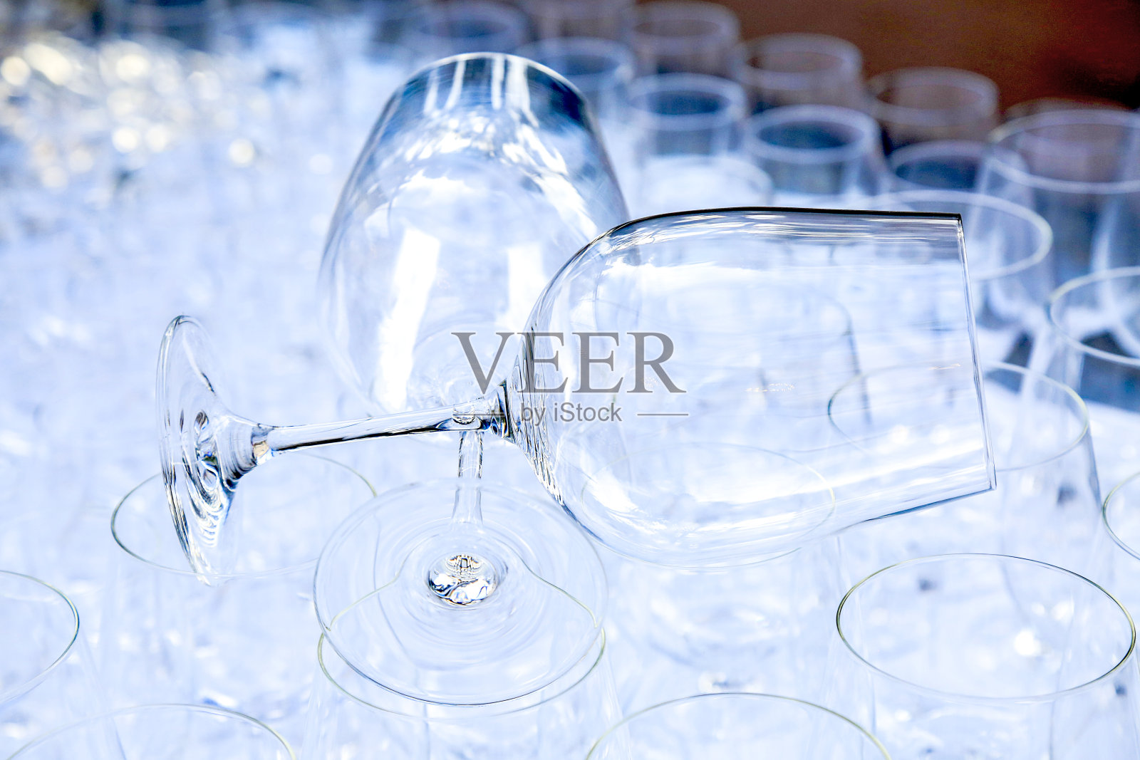 两个红酒水晶杯放在草堆上,准备举行盛大的宴会。模糊。餐饮及餐厅用具。婚礼的组织。品酒。背景图片。对象组照片摄影图片