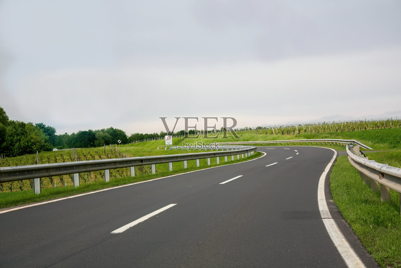 在阿尔卑斯山蜿蜒的道路上。照片摄影图片