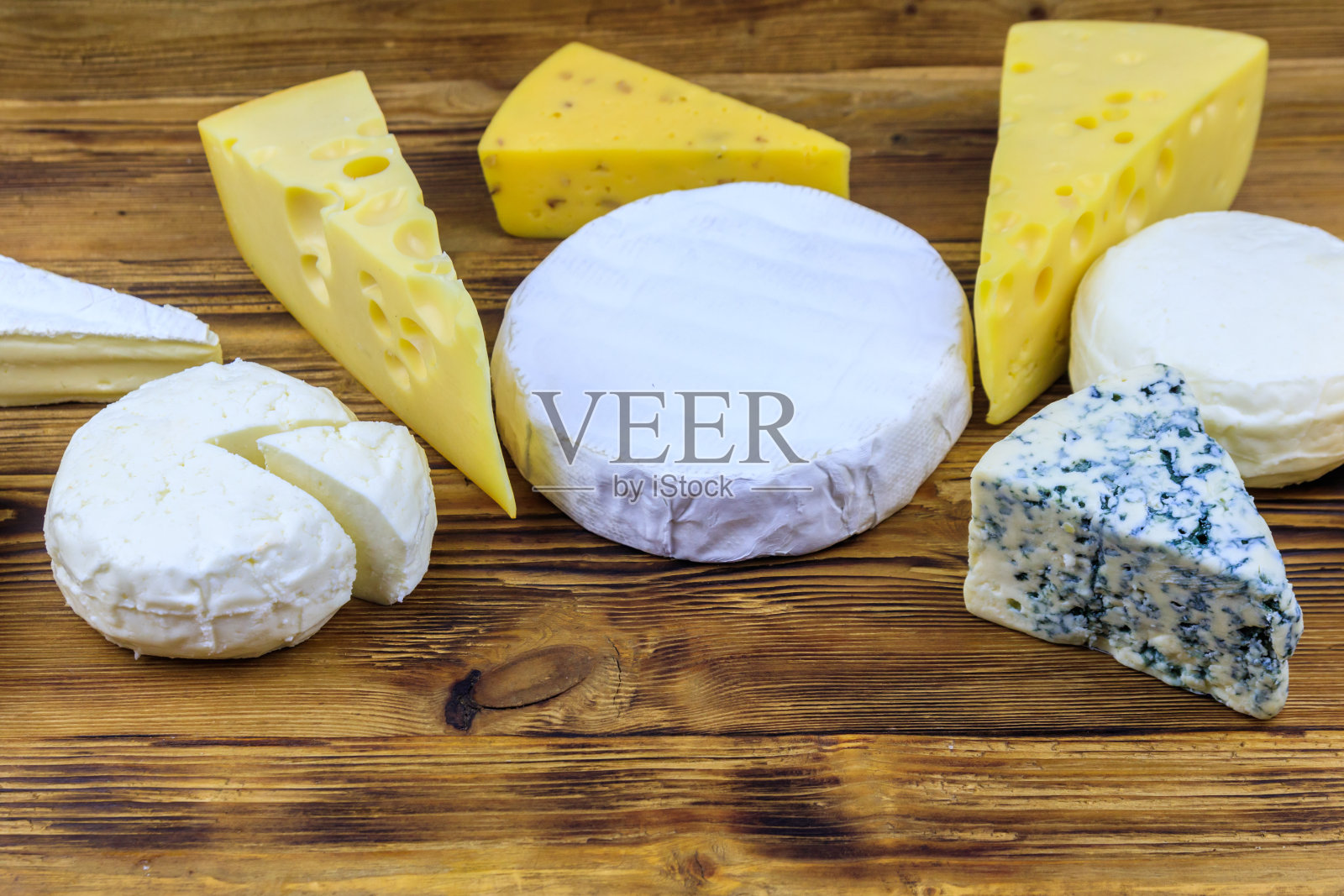 一套不同类型的奶酪在木桌上照片摄影图片
