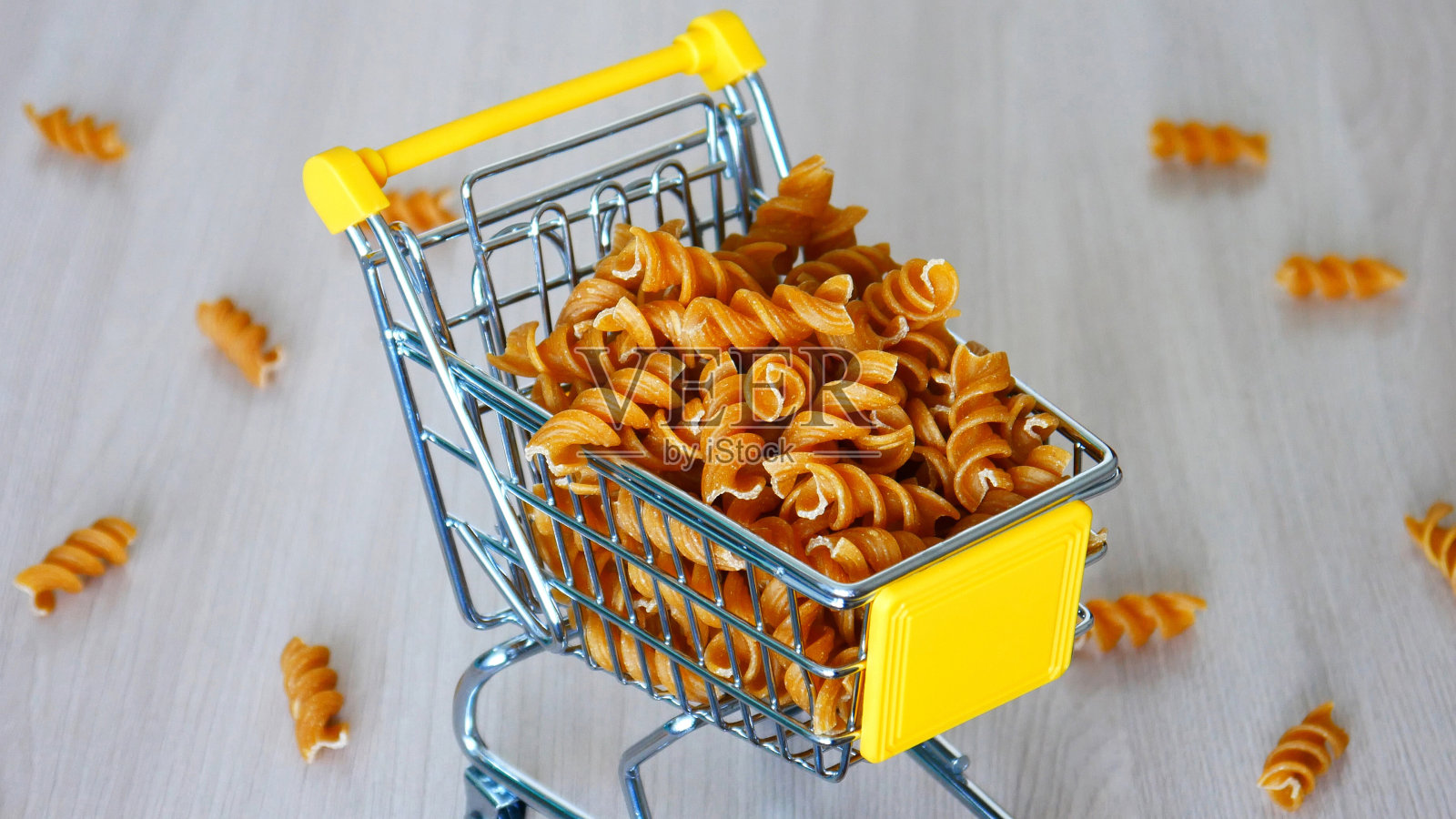 特写:木架上的迷你购物车里装满了意大利面照片摄影图片