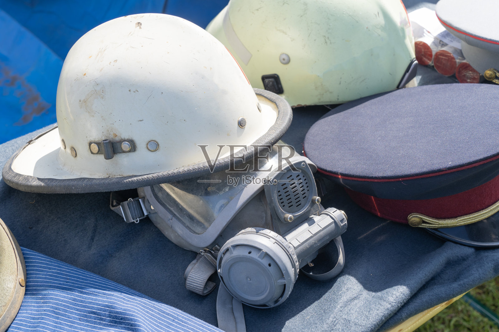 过时的消防头盔和面罩照片摄影图片