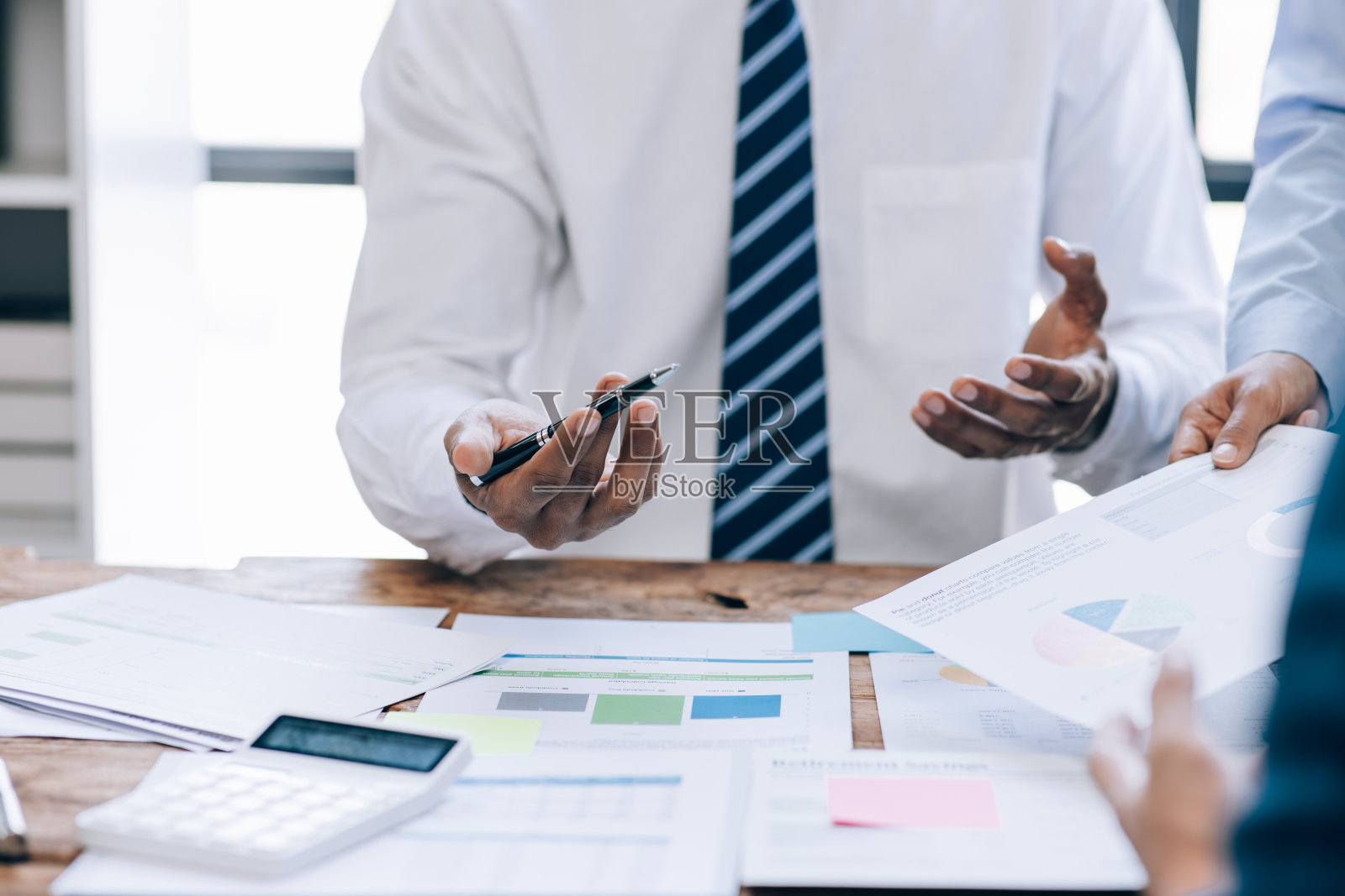 一群年轻的商人在办公室里一起工作。介绍新创意商业项目的概念。照片摄影图片