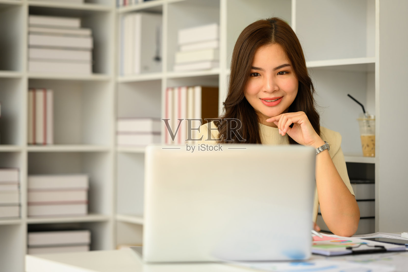 自信的女经理在笔记本电脑屏幕上观看在线网络研讨会。商务、通信和技术。照片摄影图片