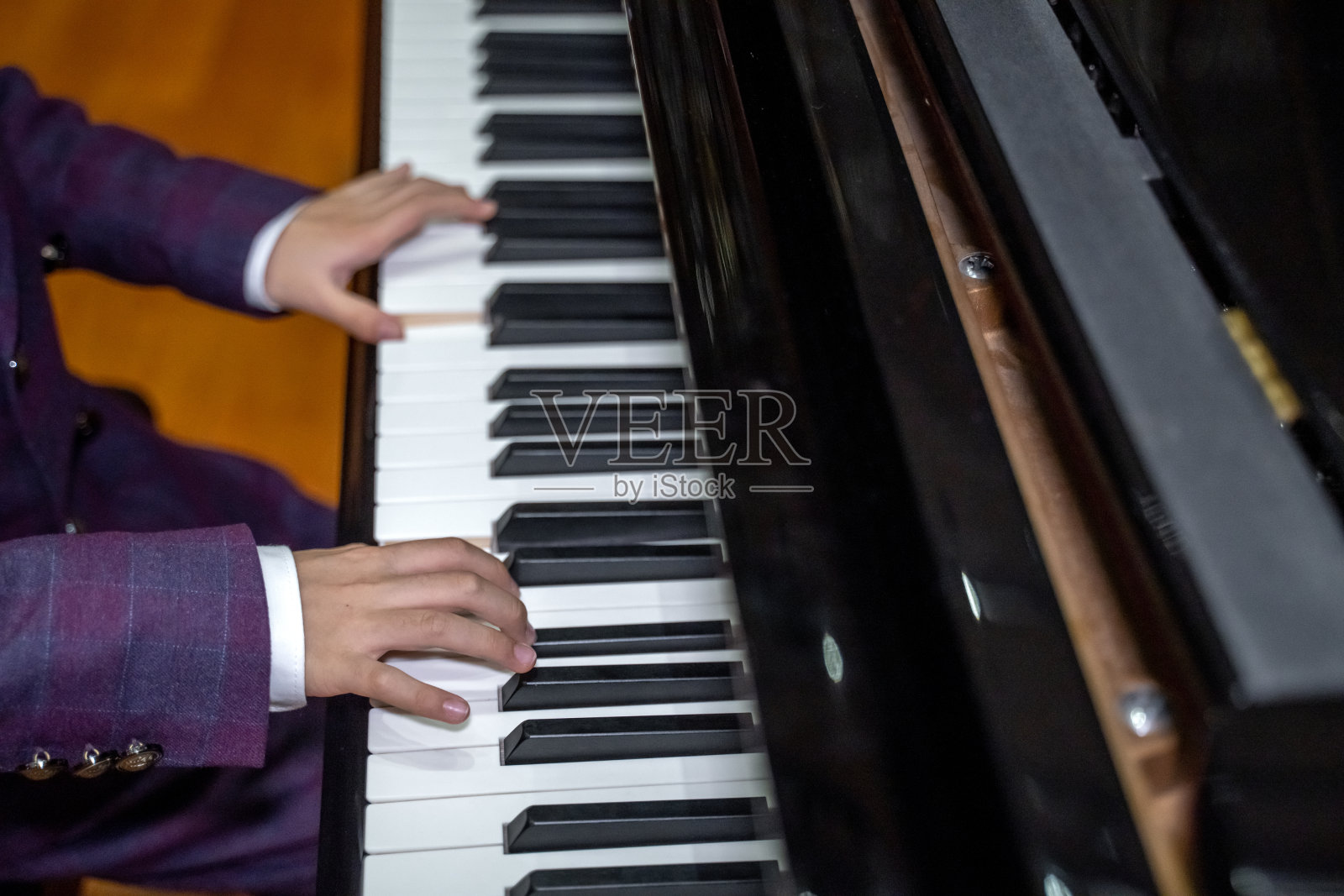 一双孩子的手在弹钢琴照片摄影图片