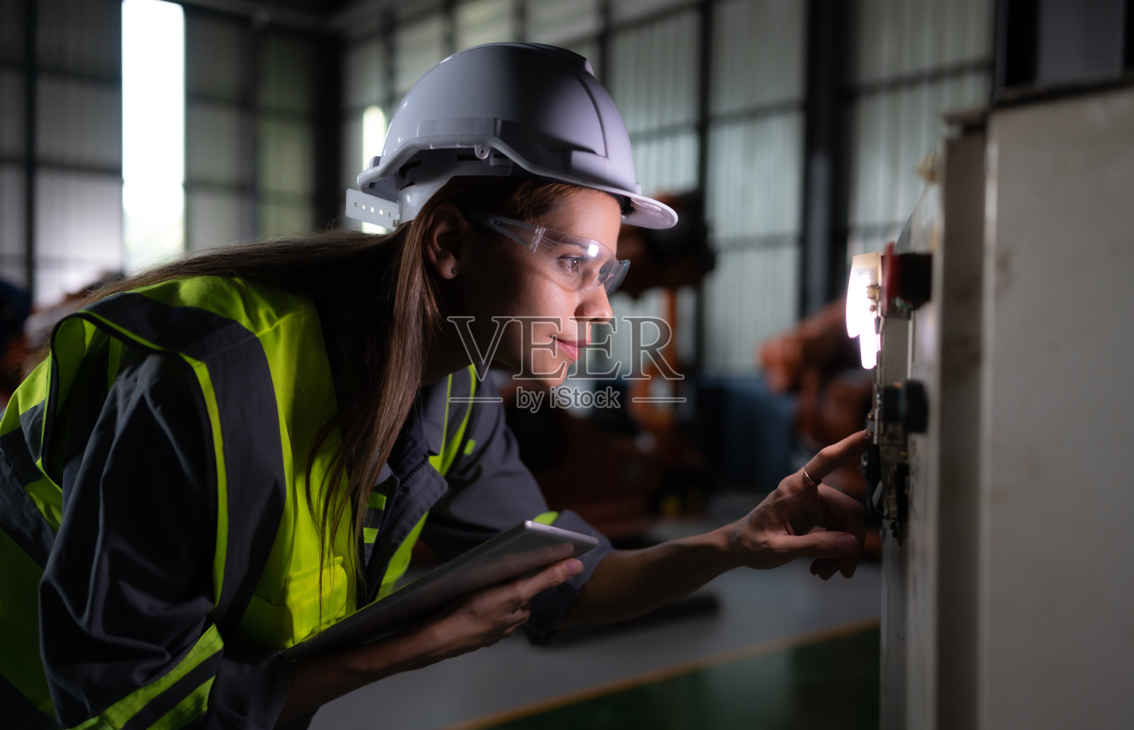 用于控制机器人手臂操作的电子电路板。这是一种人工智能,工程师必须随时检查和更新软件。照片摄影图片