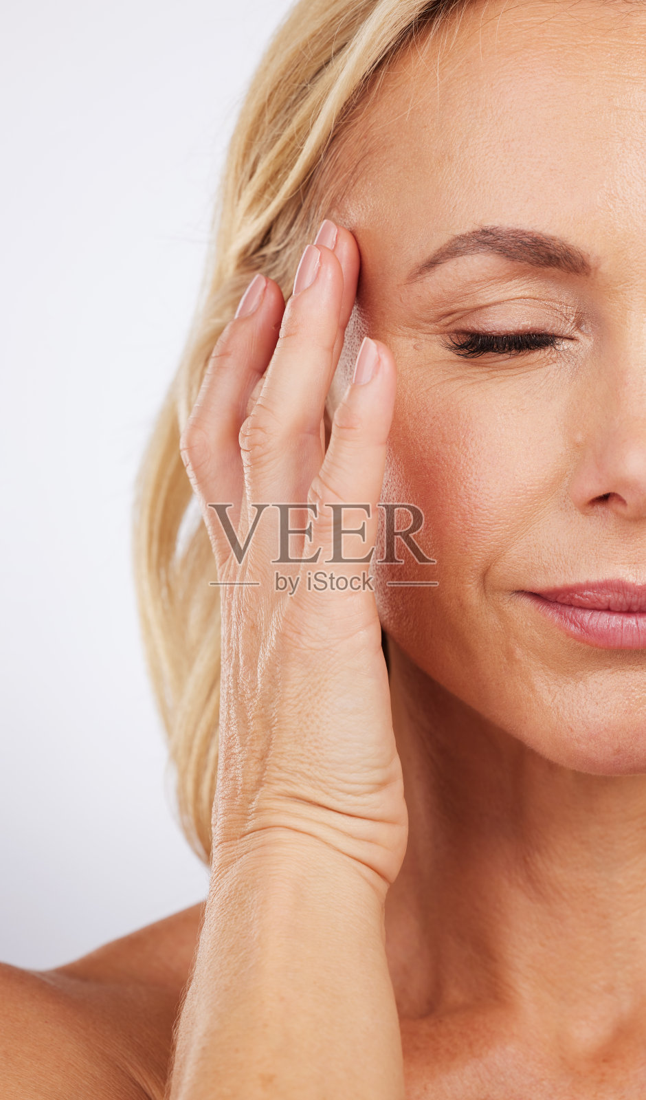 特写,护肤和化妆的女性,皮肤病学和早上的日常工作。变焦成熟的女性和女士美容,豪华沙龙治疗和光滑的皮肤背景照片摄影图片