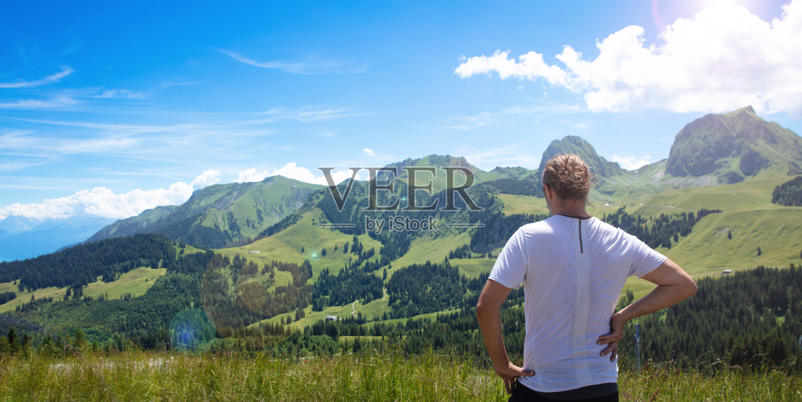 瑞士阿尔卑斯山的徒步旅行者照片摄影图片