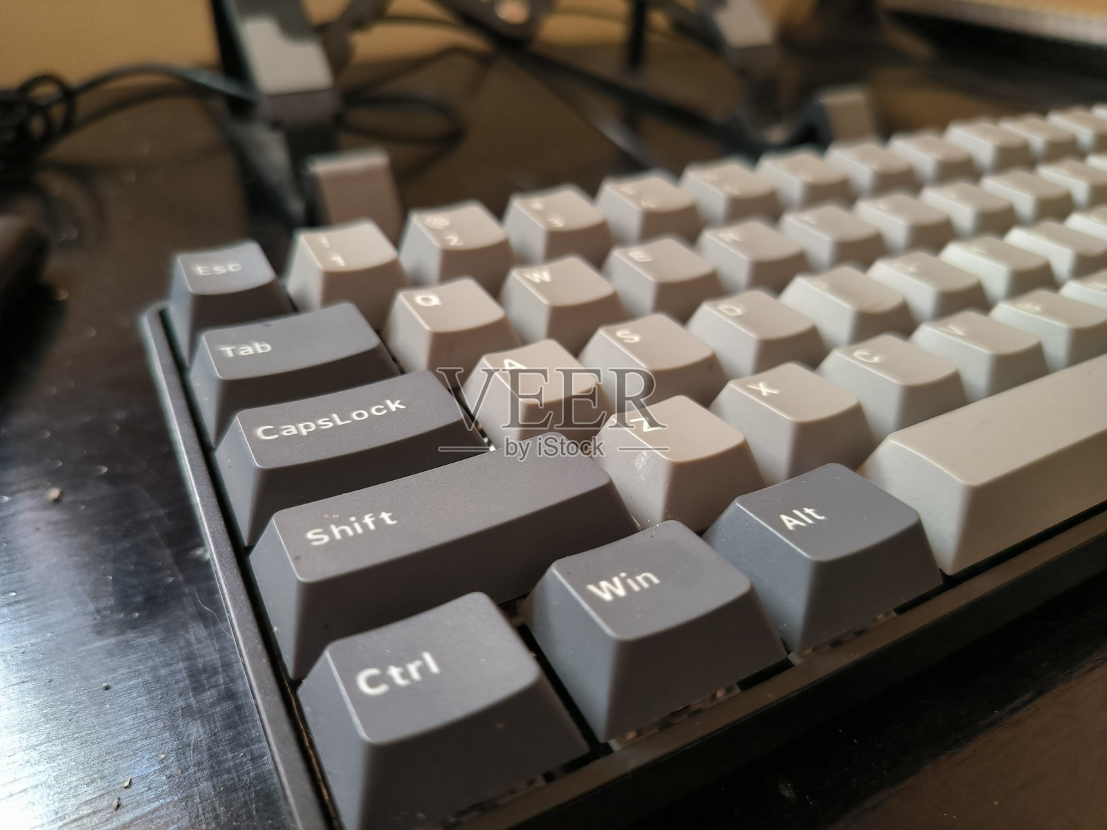 在木桌上放一个黑色的键盘照片摄影图片