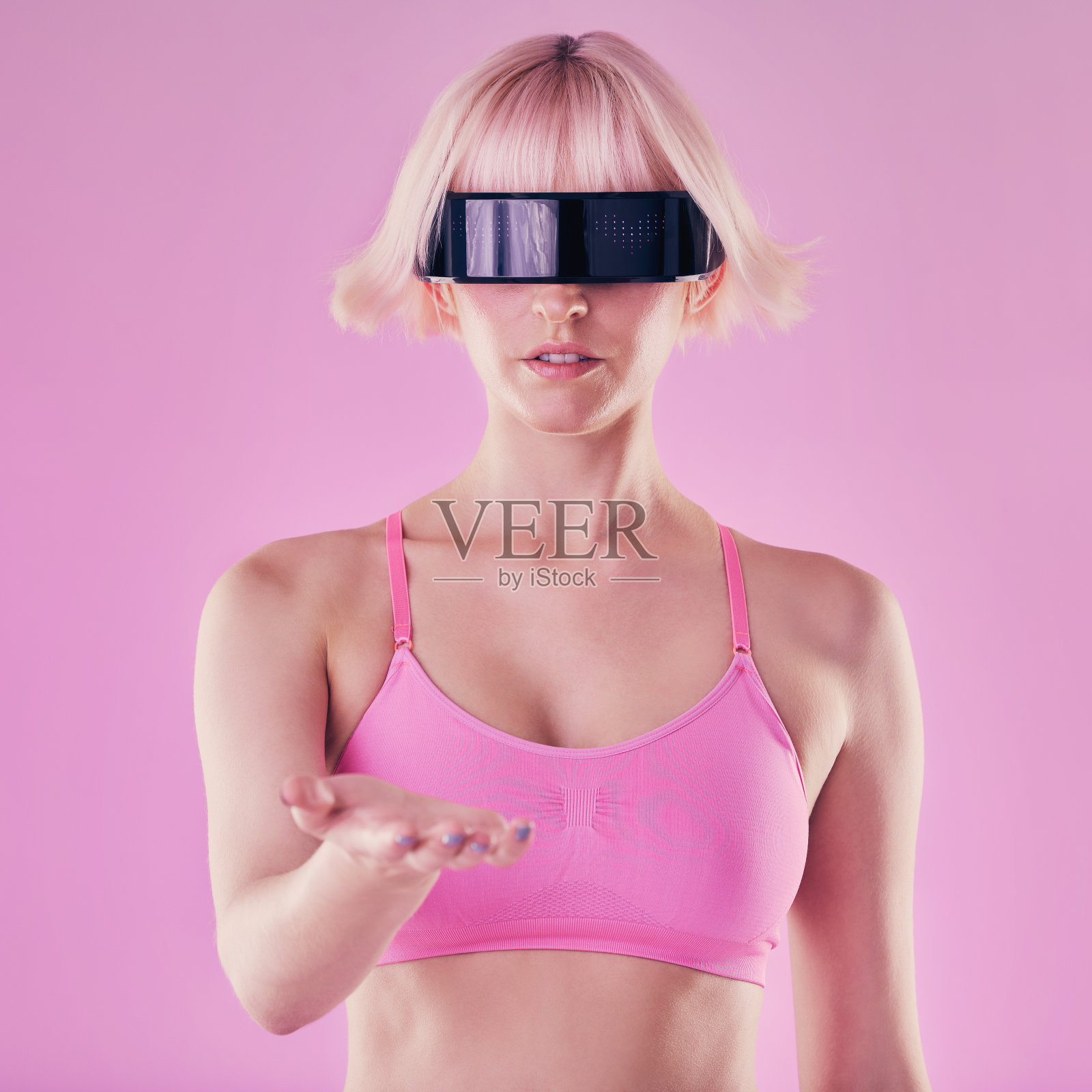 Metaverse、VR眼镜和一位女士为未来的科幻3d游戏技术制作的手模型。赛博朋克人物粉色背景,用于网络世界虚拟现实植入式广告的数字化转型照片摄影图片