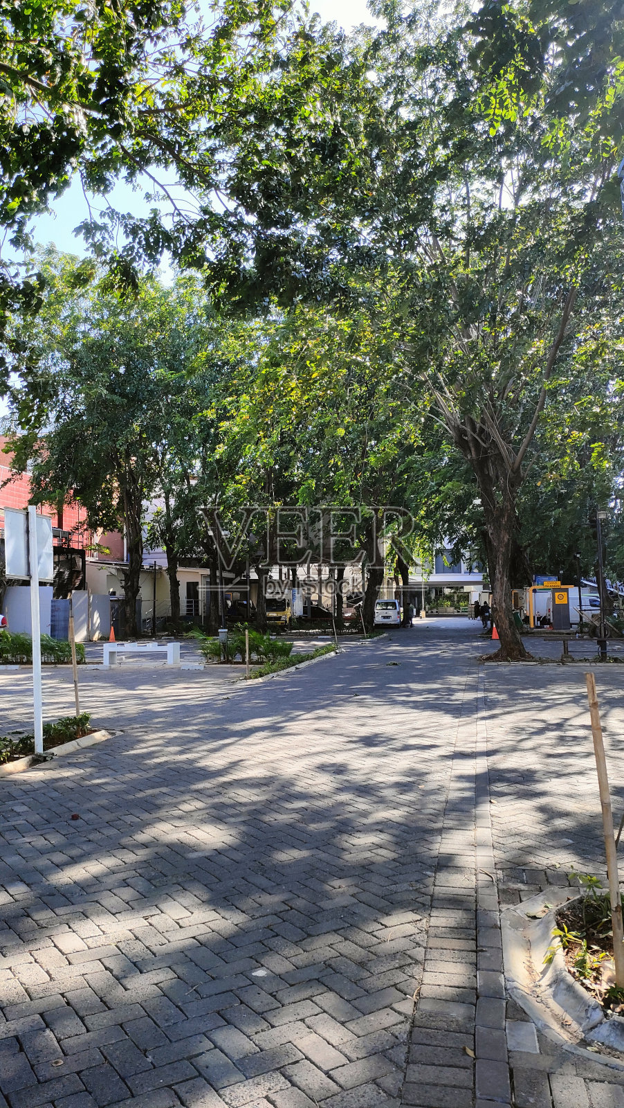 Outside The Mal照片摄影图片