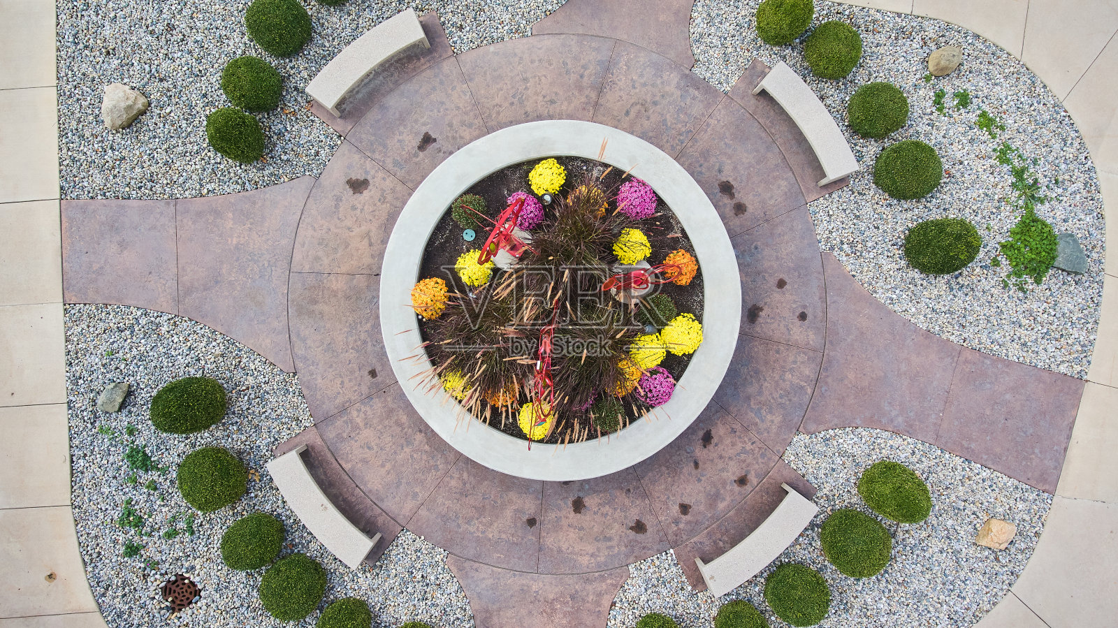 花园周围的空中景观和人行道照片摄影图片