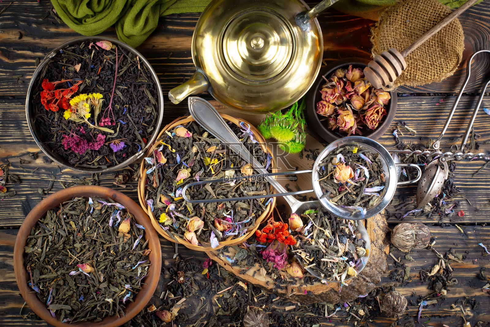 旧背景上的干茶叶。照片摄影图片