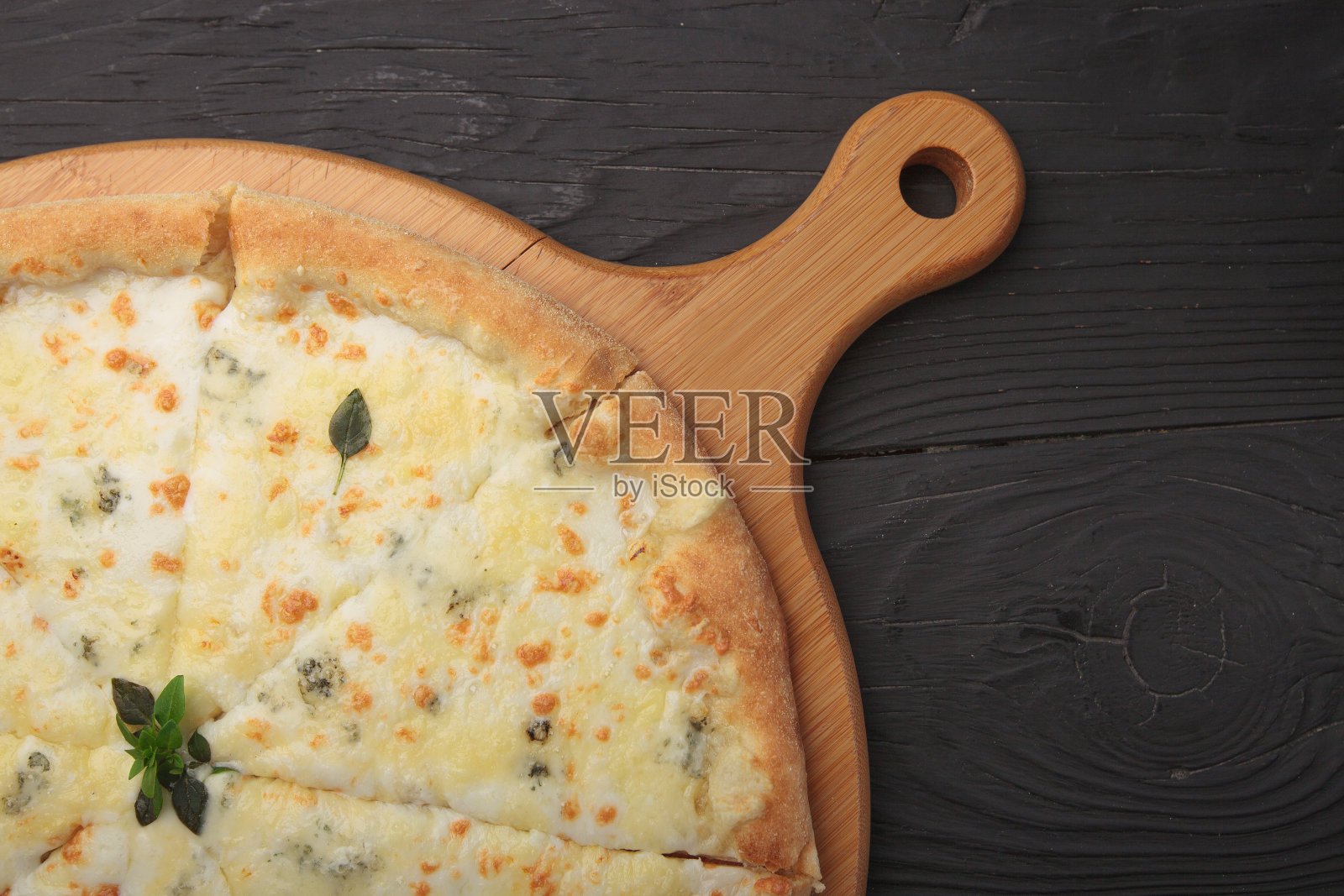 意大利或法国披萨有不同的配料。香肠、肉、奶酪、西红柿。照片摄影图片