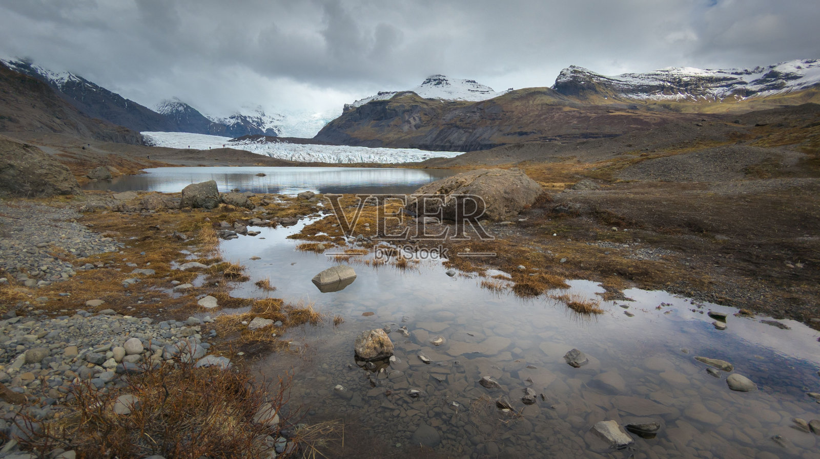 令人惊叹的景观,以白雪皑皑的山脉和露出岩石的冰川为特色照片摄影图片