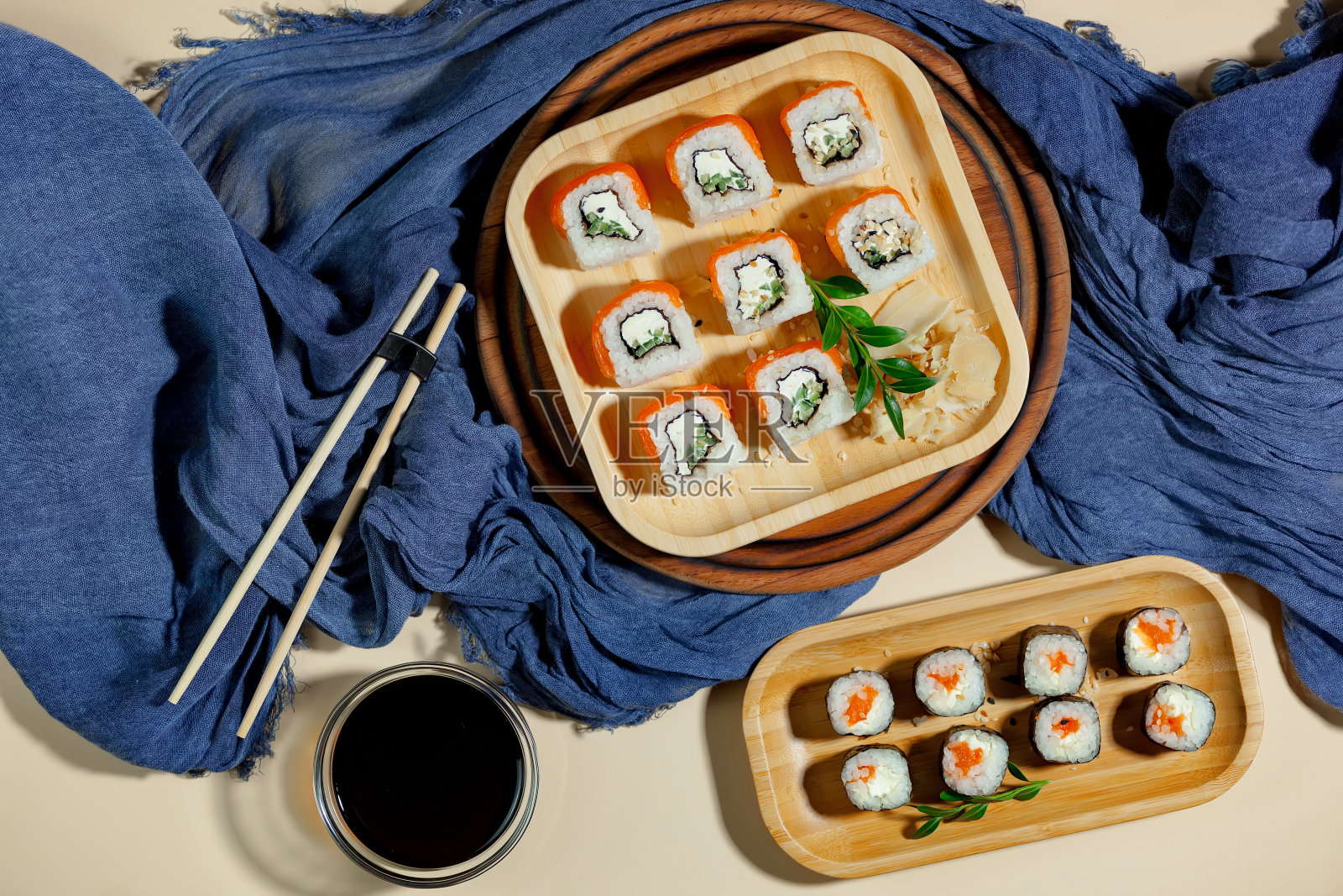 明亮背景下的寿司。照片摄影图片