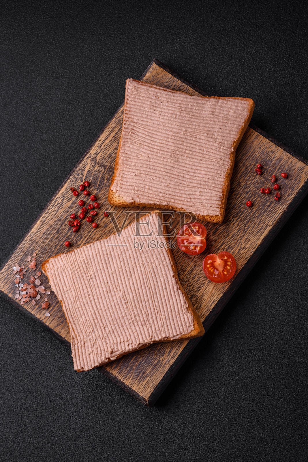 美味酥脆的吐司配上鸡肉或鹅肉酱,配上盐和香料照片摄影图片