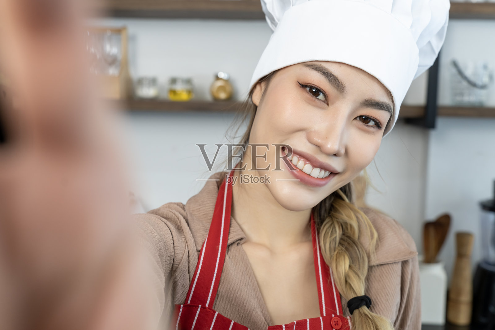 美丽的亚洲年轻女厨师在厨房准备健康的食物照片摄影图片