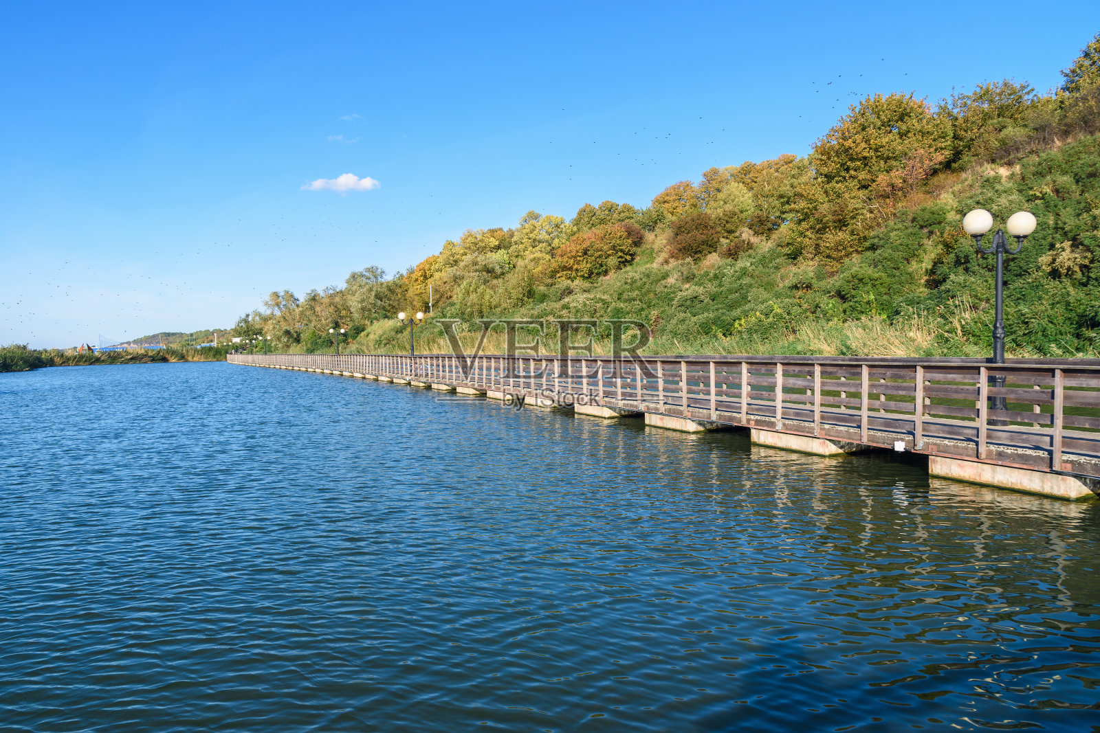 波罗的海沿岸的木制长廊。Yantarny。加里宁格勒地区。俄罗斯照片摄影图片