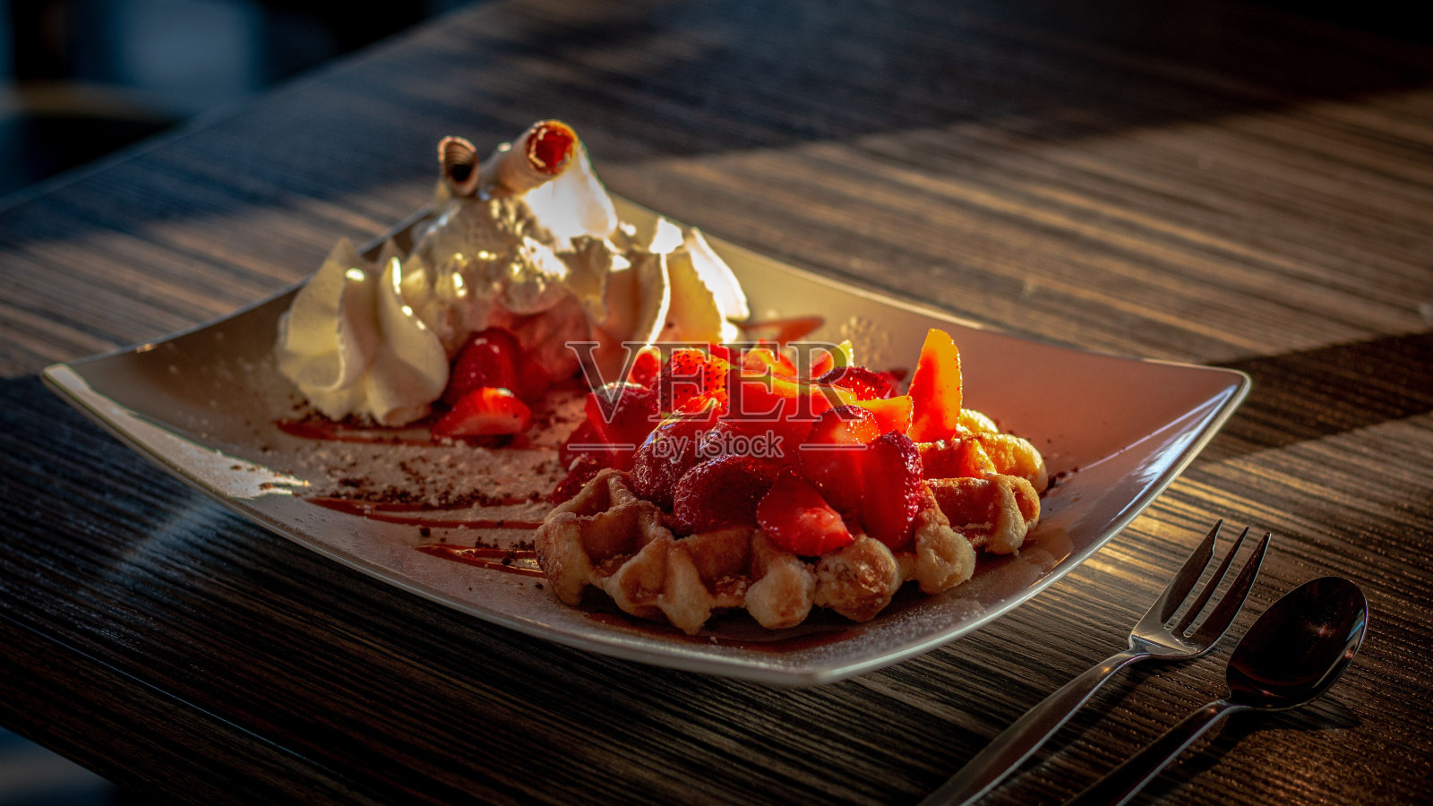 一盘草莓和奶油香草冰淇淋的特写照片摄影图片