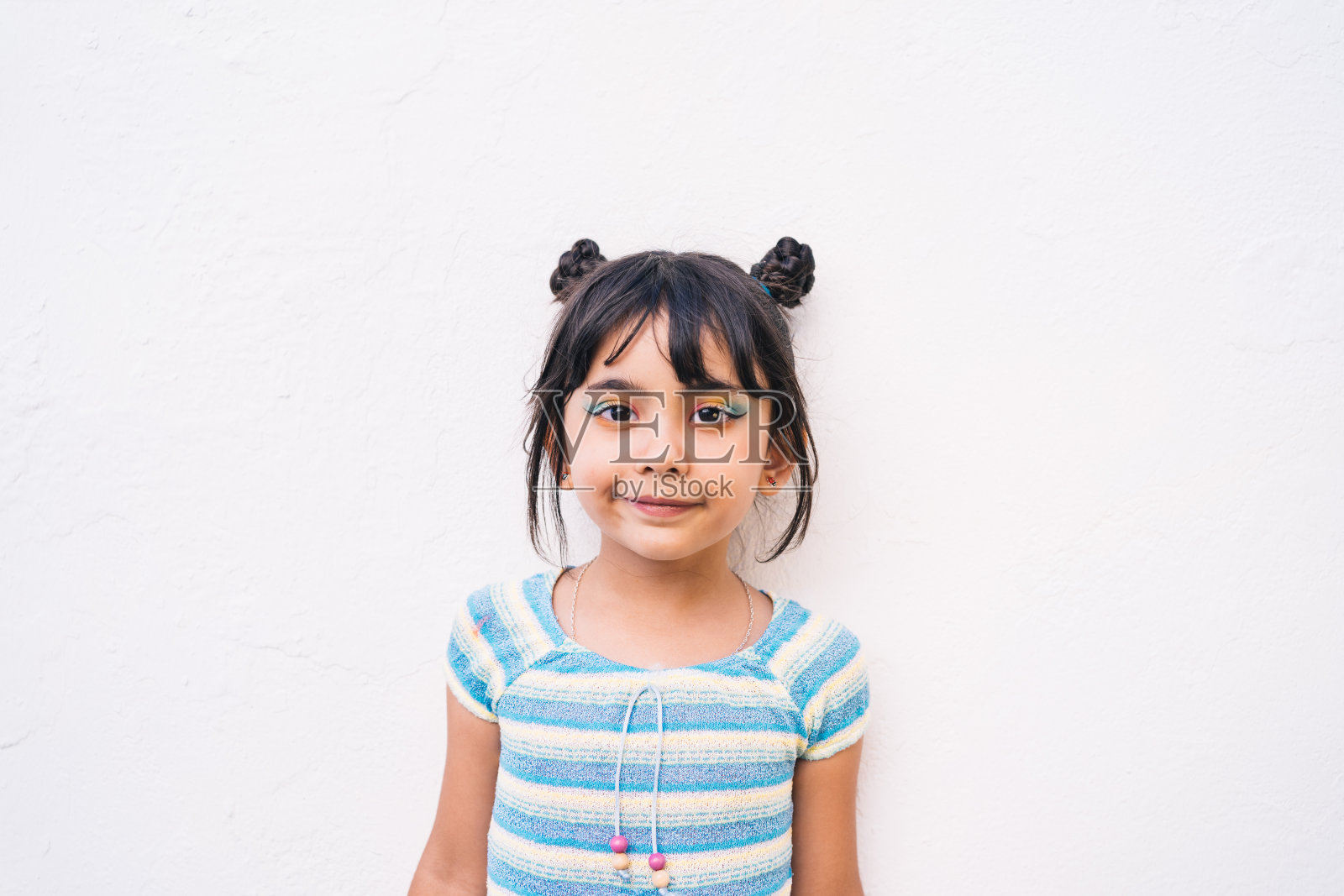 一个小女孩的肖像照片摄影图片