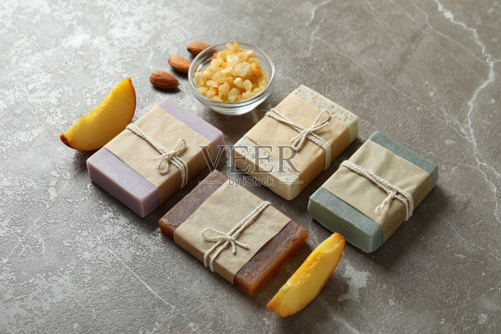 灰色纹理台面上的天然spa化妆品照片摄影图片