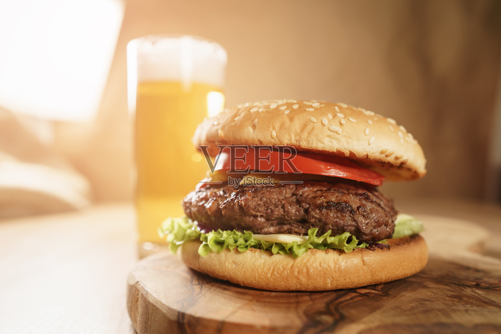 以啤酒为背景的自制汉堡照片摄影图片