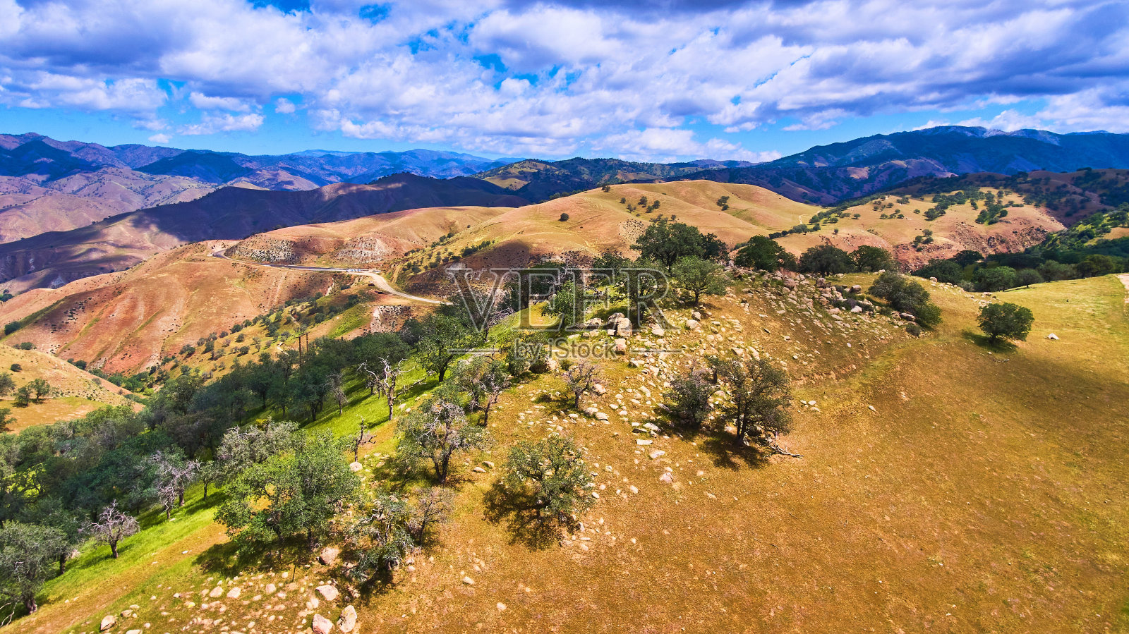 靠近西海岸的山脉在春天被岩石和绿树覆盖照片摄影图片