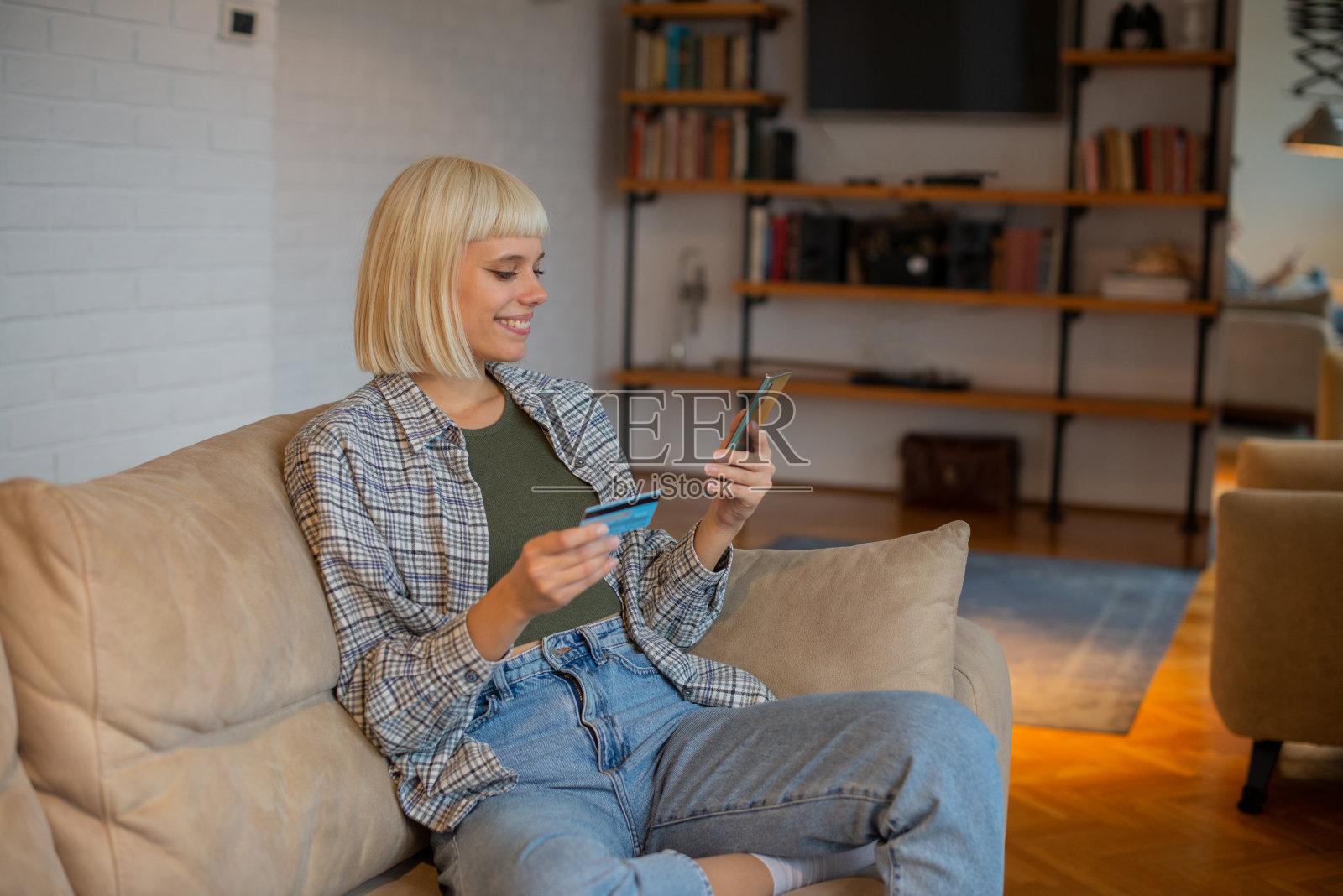 快乐的女人在网上购物照片摄影图片