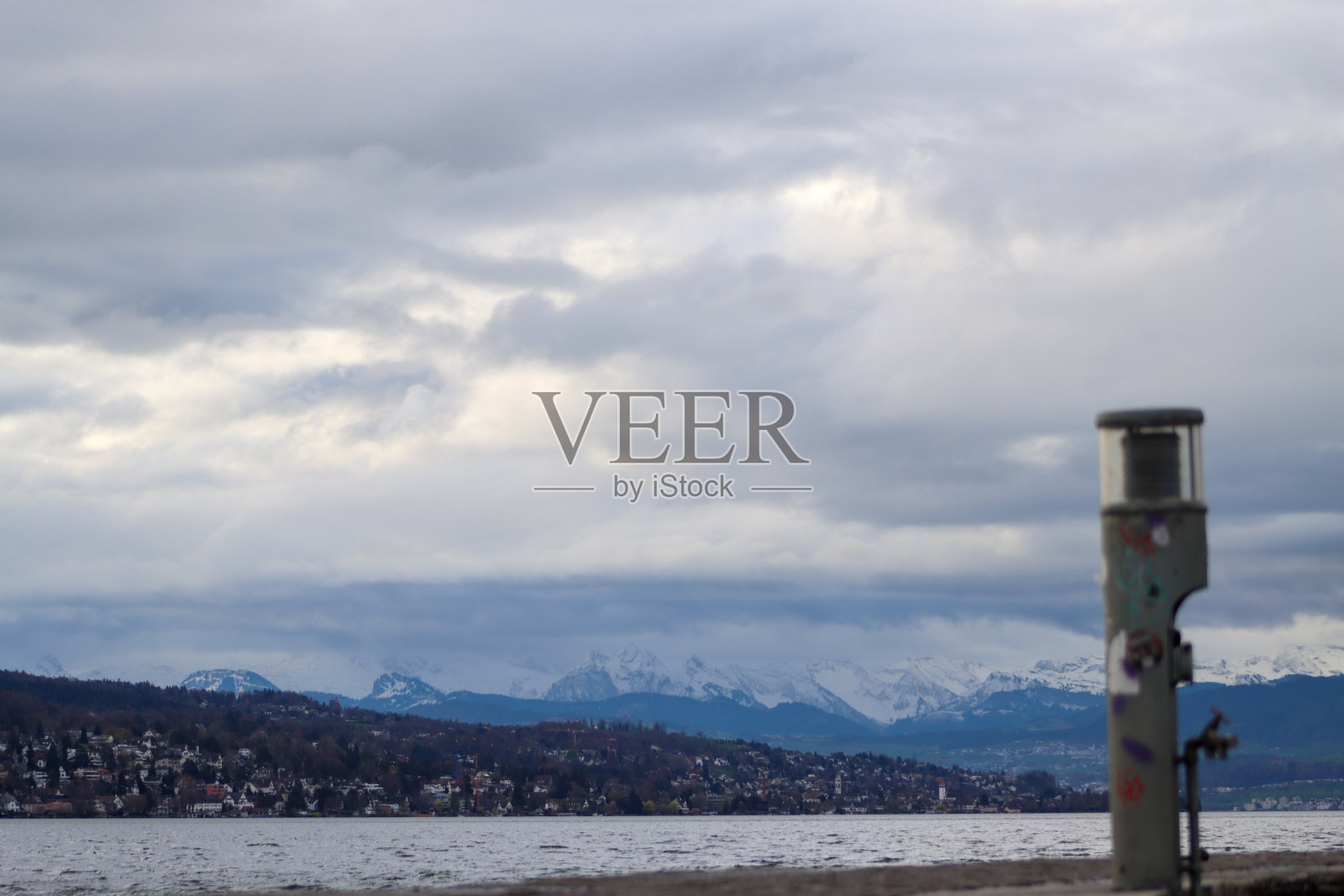 苏黎世的湖景和山景照片摄影图片