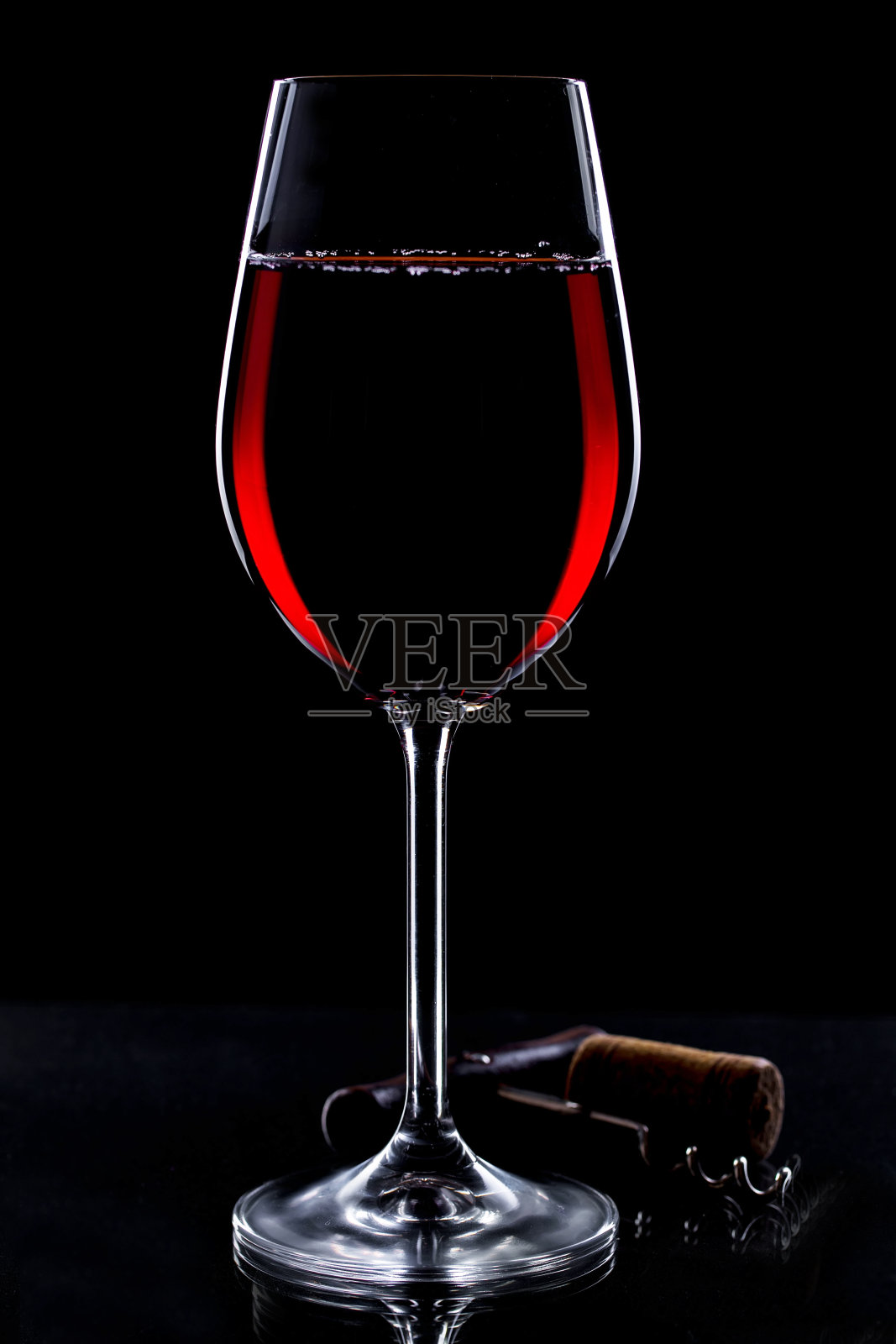 一杯红酒,黑色背景。照片摄影图片