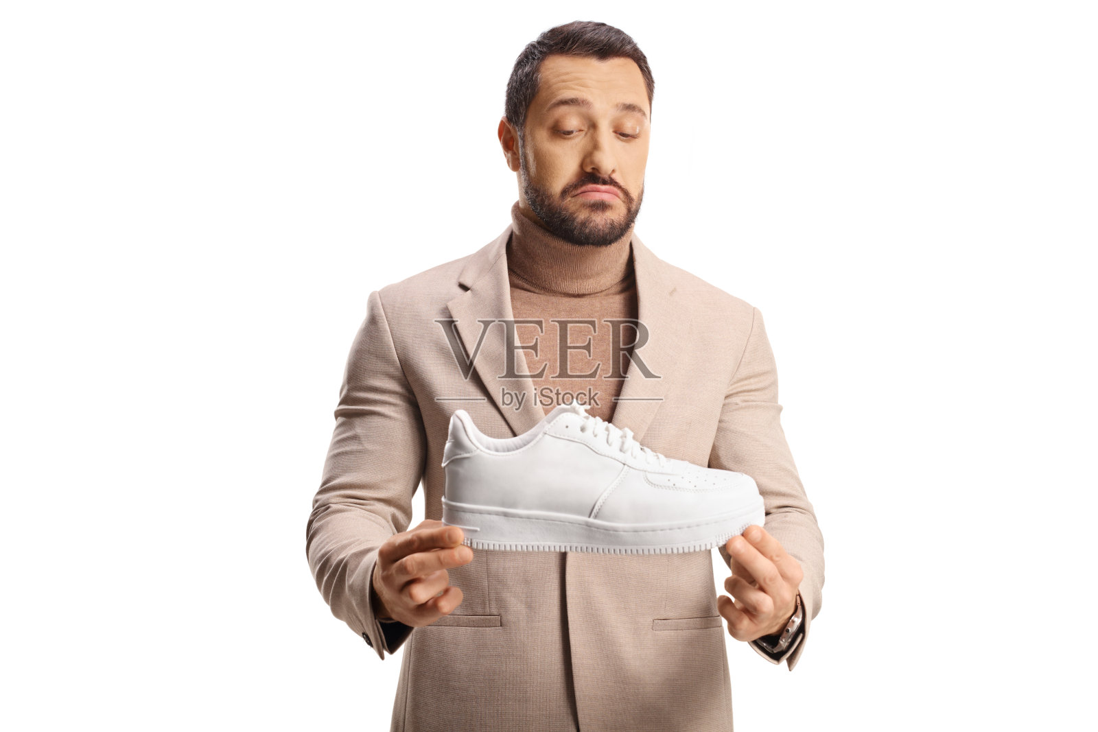 年轻的职业男子看着白色运动鞋照片摄影图片