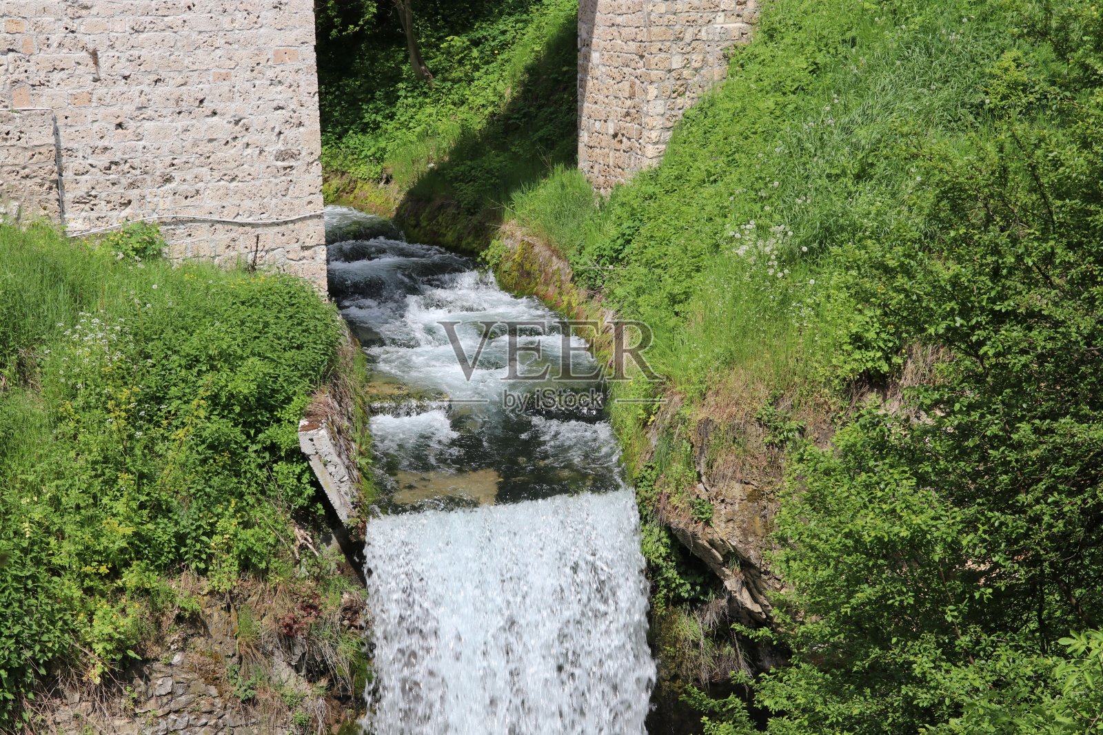 伟大的休息场所,郁郁葱葱的绿树,小溪的景色,在春天的时候流过照片摄影图片
