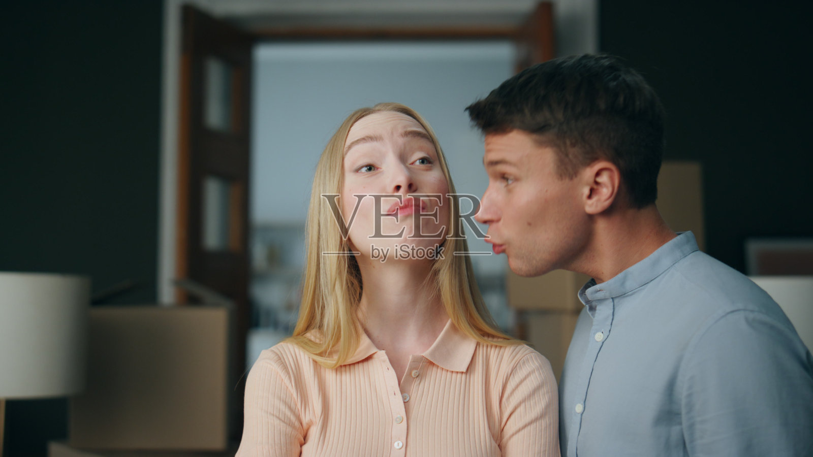 暴虐的男人在新家骂女人。一对不幸的年轻夫妇在争吵。照片摄影图片