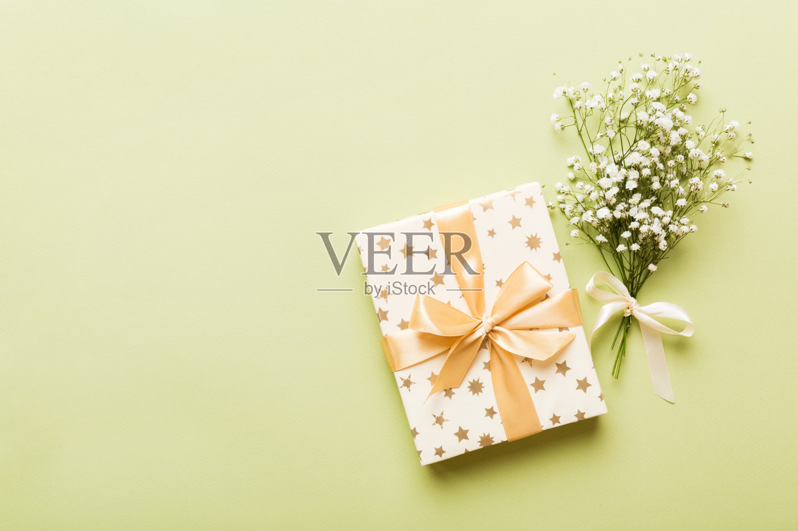 礼品或礼品盒和花gypsophila光桌面视图。贺卡。带复制空间的平铺样式照片摄影图片