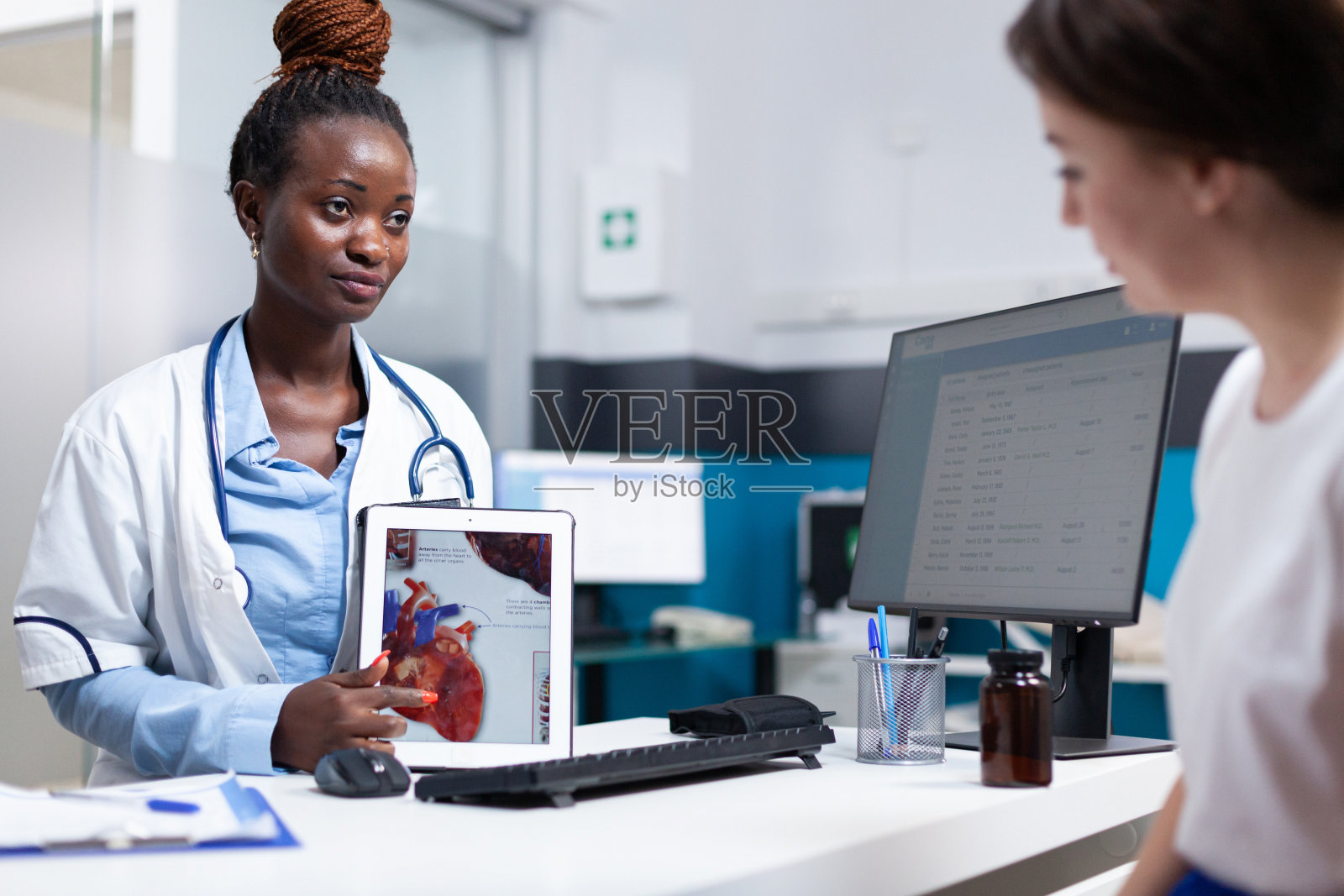 患者心脏检查咨询照片摄影图片