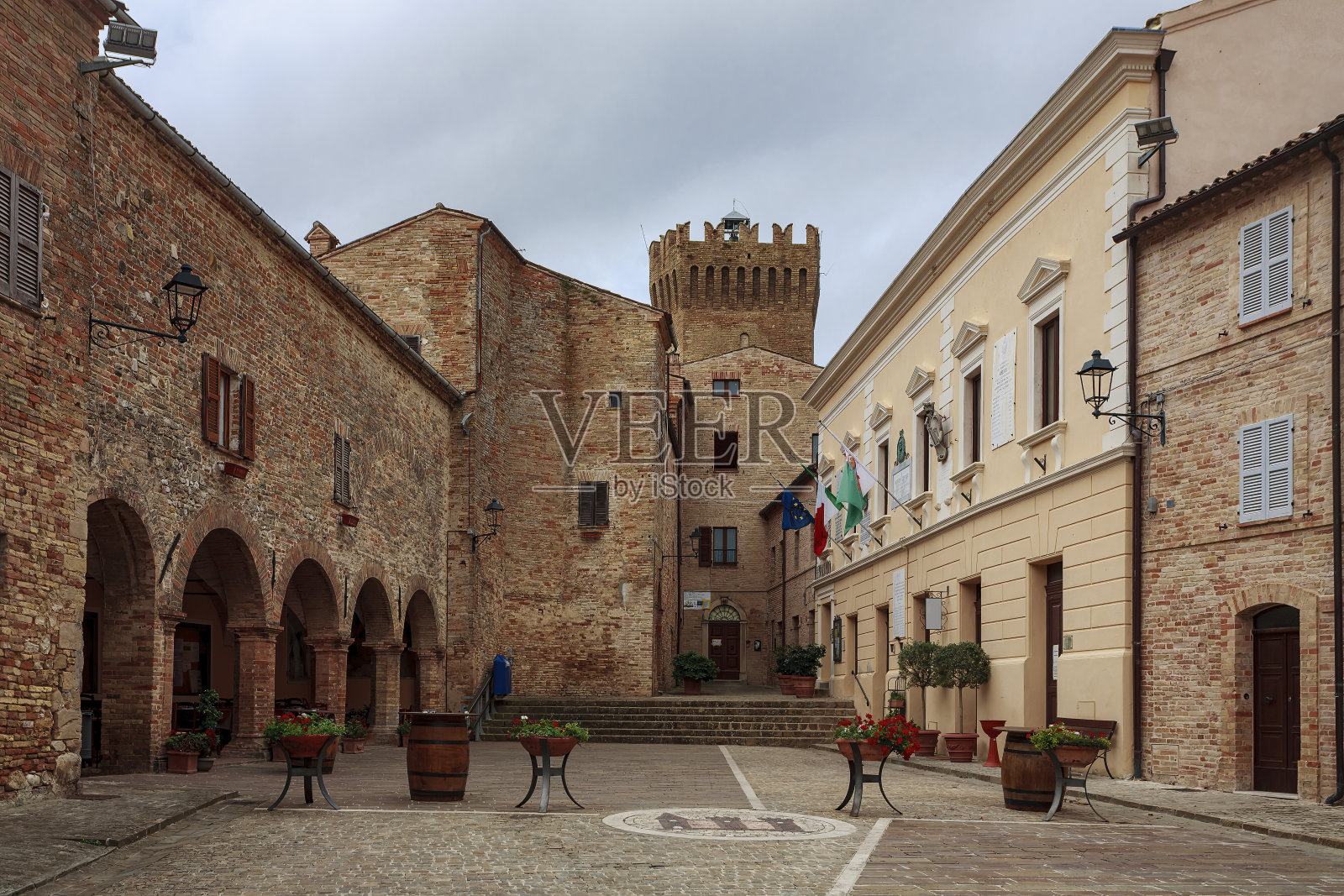 意大利马尔凯地区中世纪小镇莫尔斯科的主要广场照片摄影图片