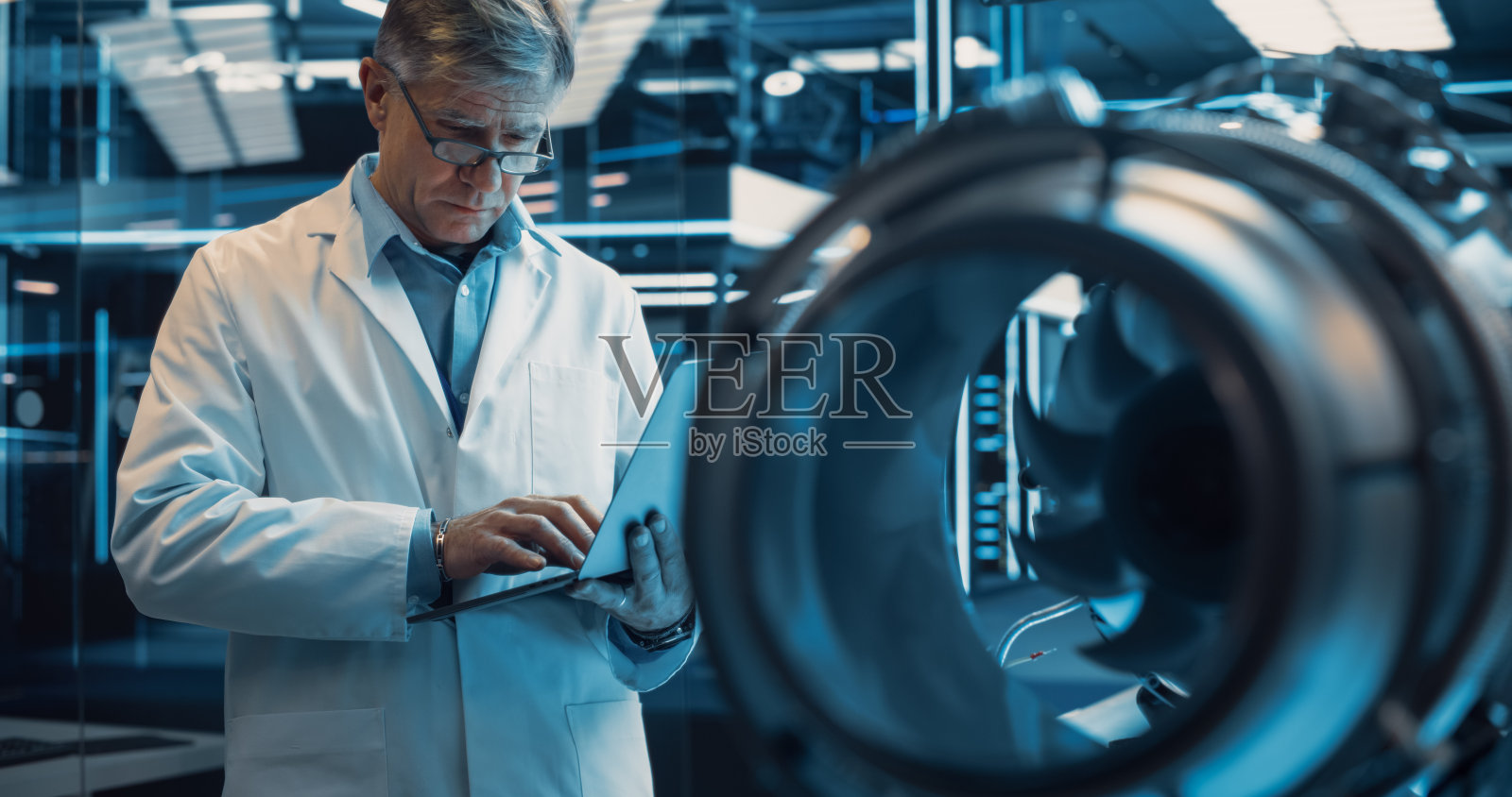 中年高加索工程师使用笔记本电脑,分析和研究未来涡轮发动机的工作原理。开发先进技术的高级经理照片摄影图片