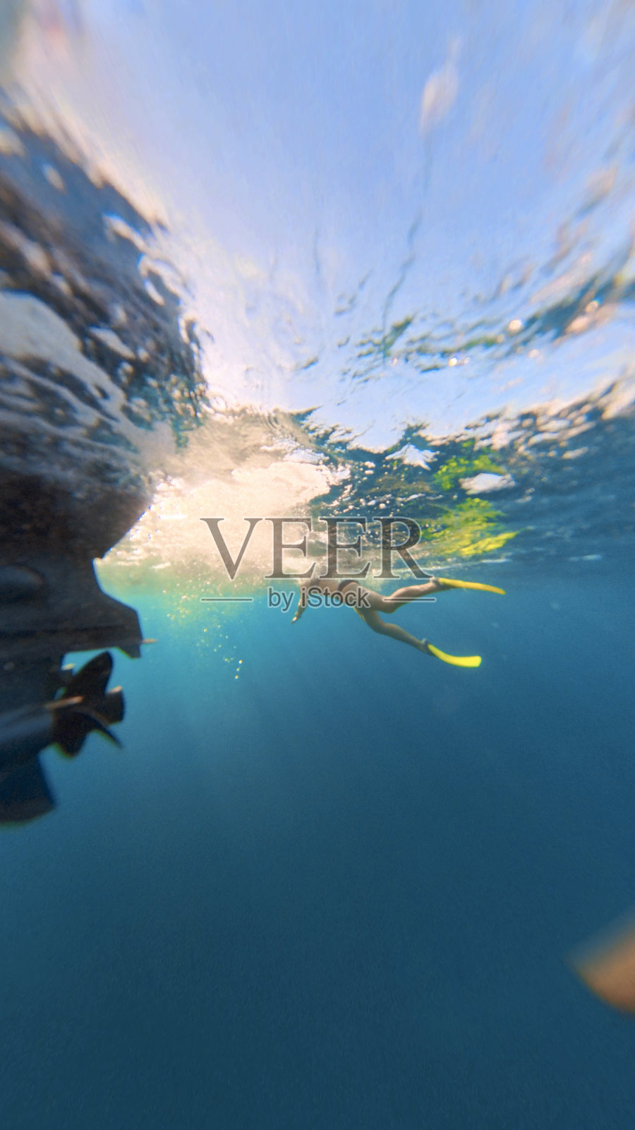 浮潜到光亮处照片摄影图片