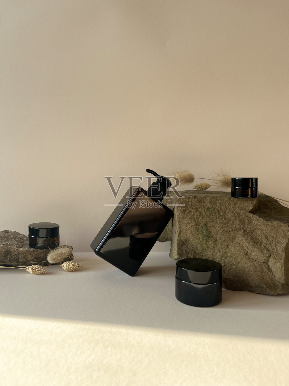 成分由天然材料和不同的化妆品瓶附近组成。文本或设计的复制空间。可作为广告横幅使用。柔和的颜色。照片摄影图片