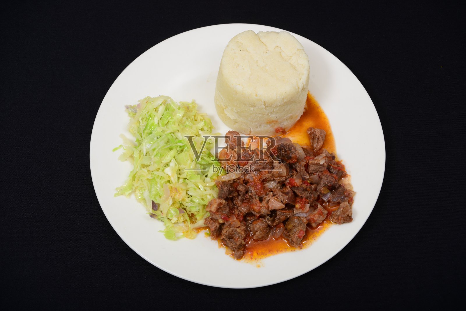 炖牛肉配非洲乌加利和卷心菜蔬菜照片摄影图片