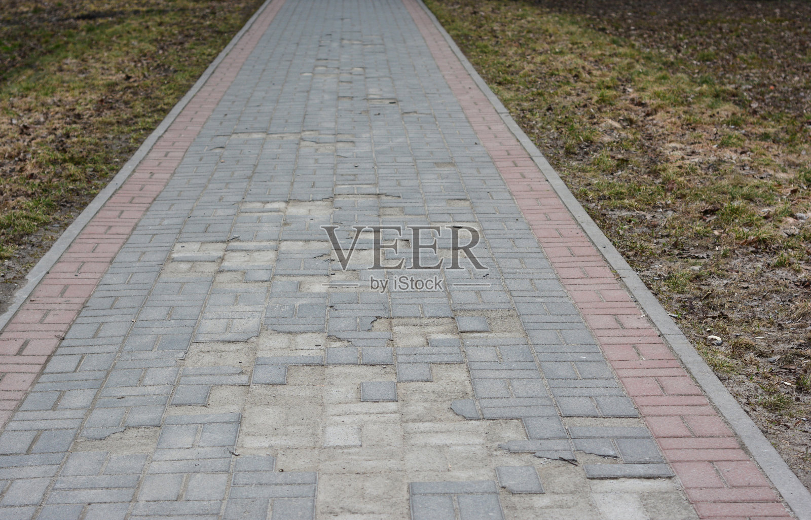 破损的人行道。损坏的路面需要修理。照片摄影图片