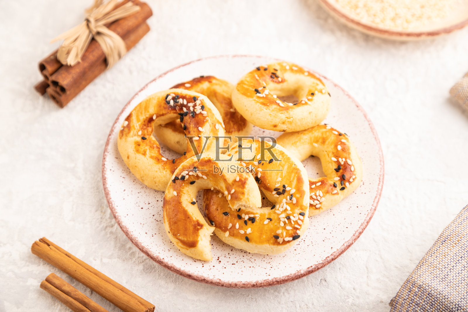 自制的亚洲咸饼干,灰色混凝土上的一杯绿茶,侧视图,选择性聚焦。照片摄影图片