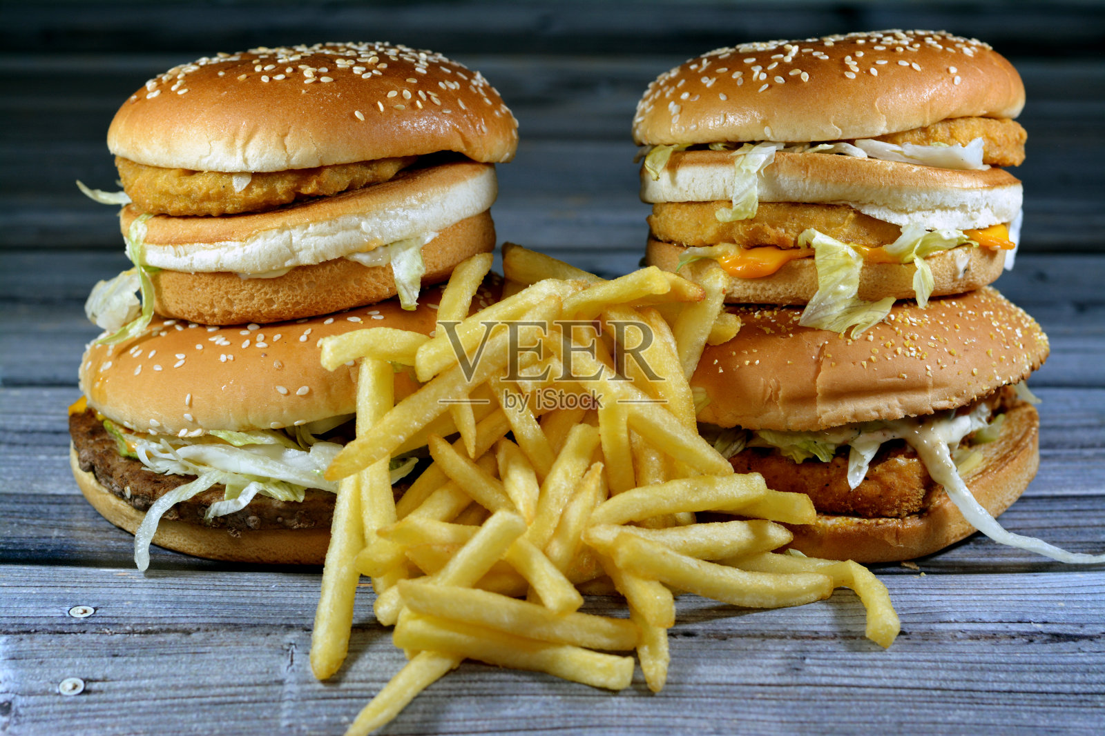牛肉饼、鸡肉卷、炸鸡排汉堡与薯条背景照片摄影图片