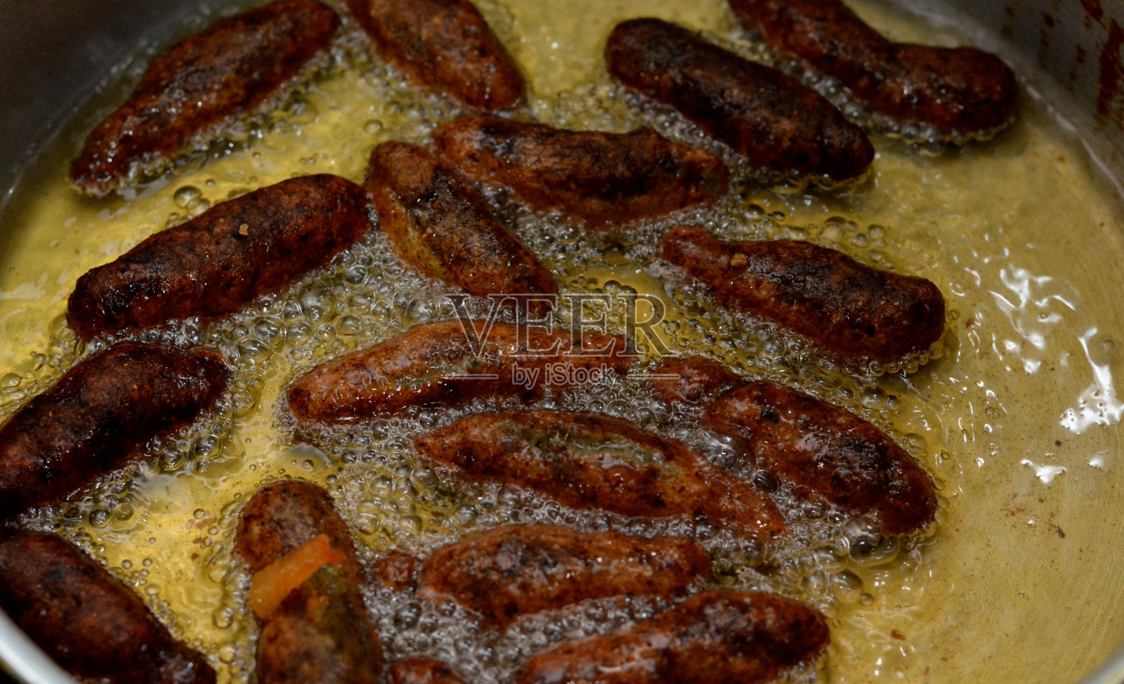 埃及米饭库夫塔:肉末、香菜、碎米、欧芹、莳萝混合油炸,配白米饭或意面照片摄影图片