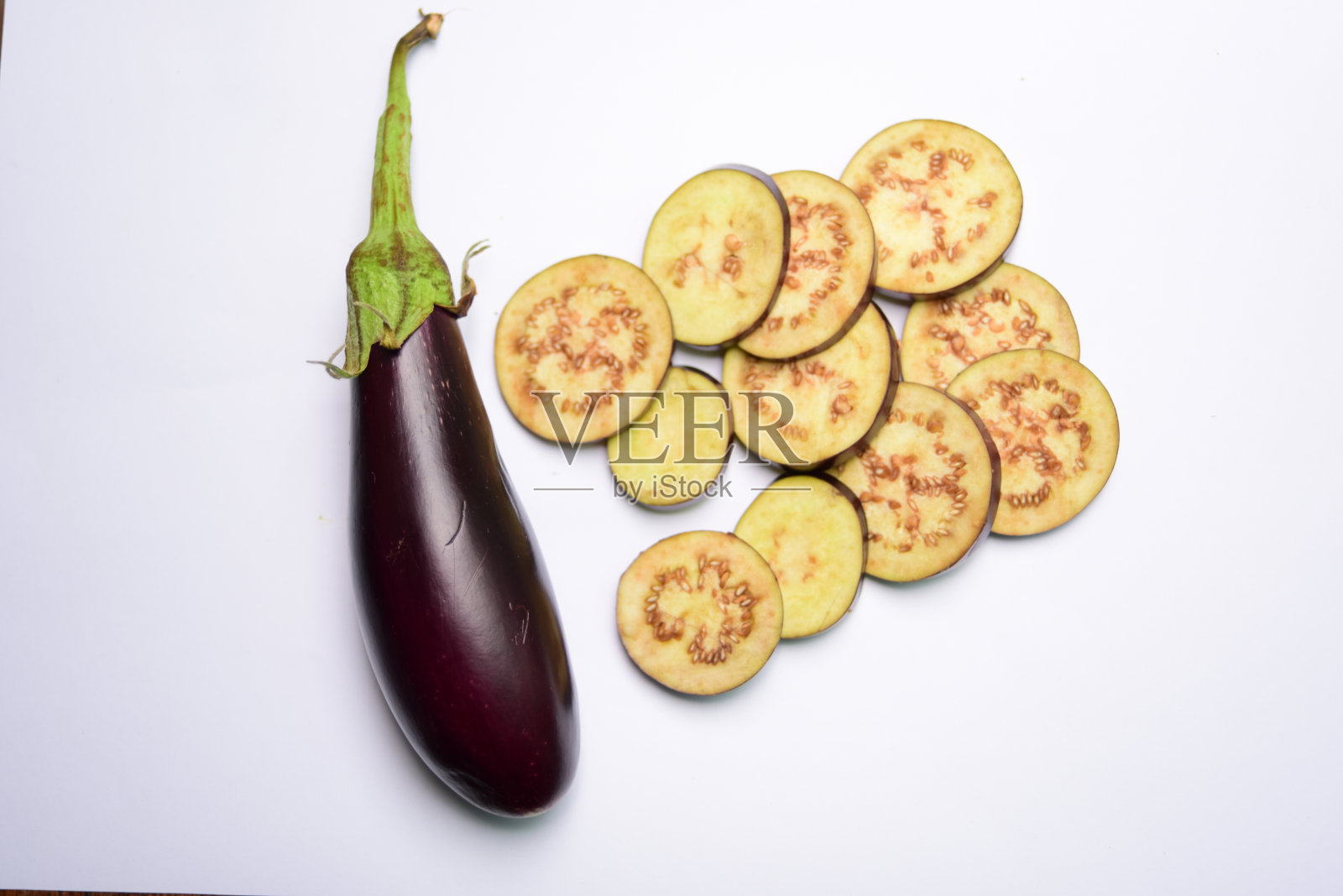 白色背景上的茄子照片摄影图片