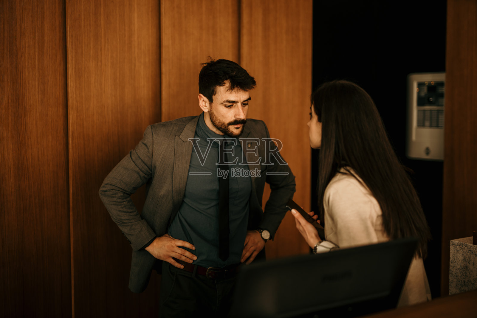 酒店经理和他的员工谈话,并在工作场所争吵起来。照片摄影图片