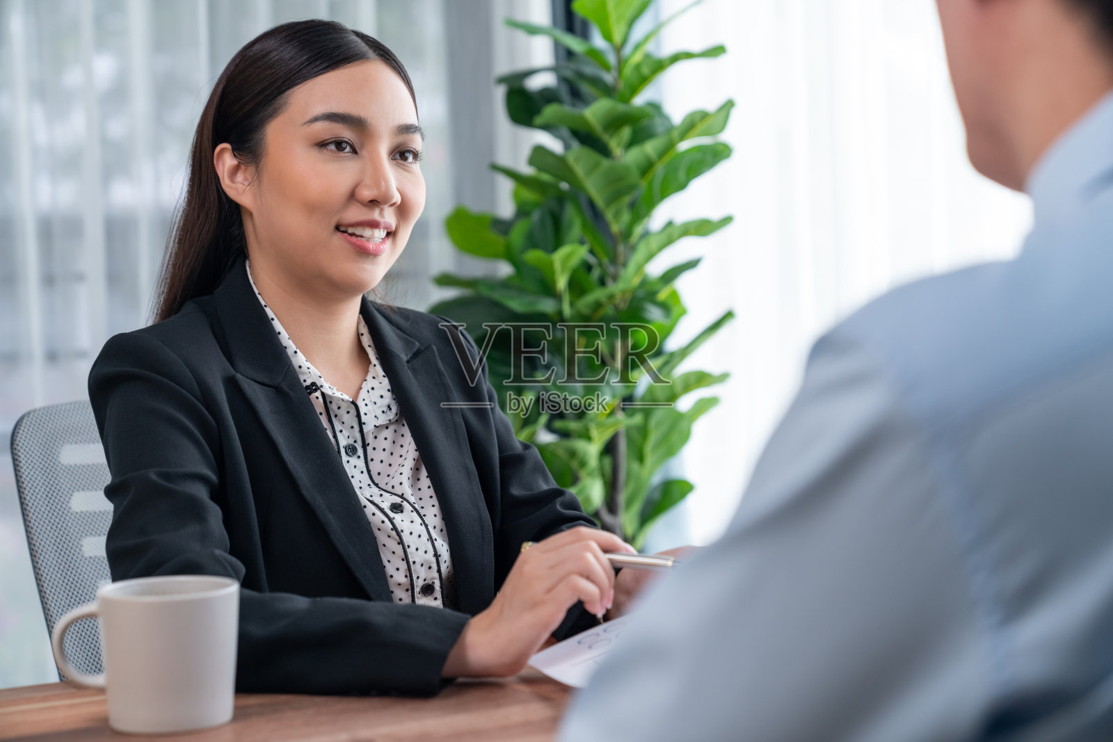 面试官和候选人之间的对话式面试。欢欣鼓舞的照片摄影图片