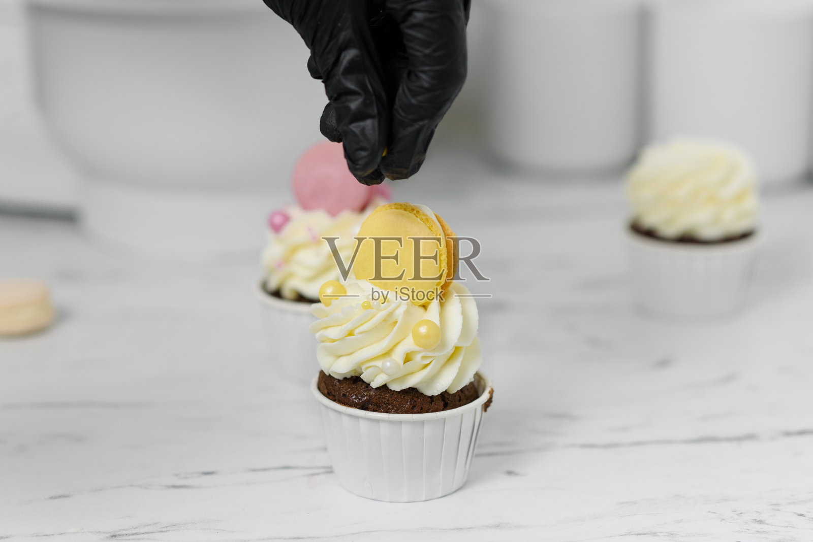 糕点师用奶油杏仁饼和糖屑装饰松饼。照片摄影图片