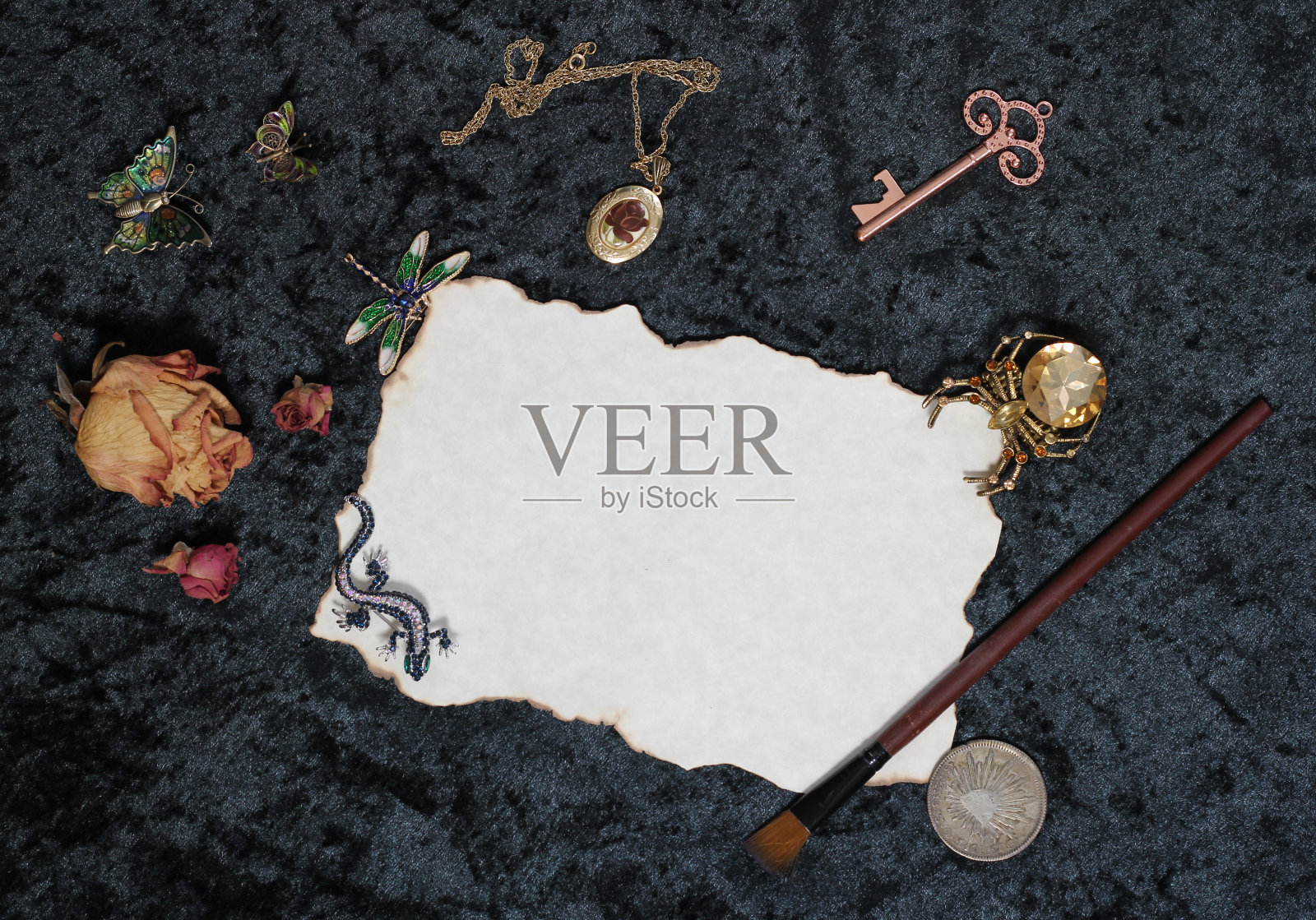 在旧纸上刷上干花和挂坠盒照片摄影图片